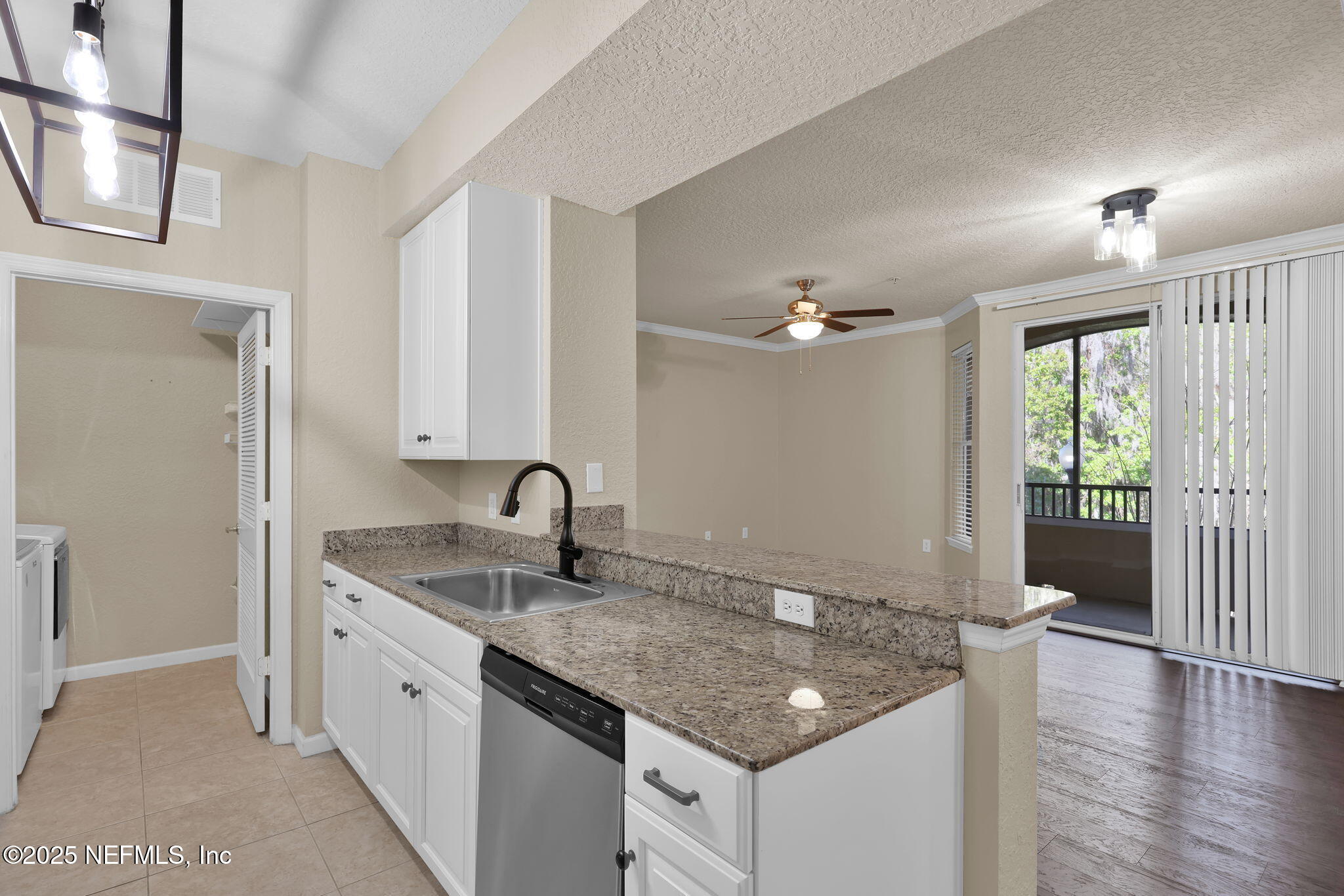 8539 GATE Parkway W, 624