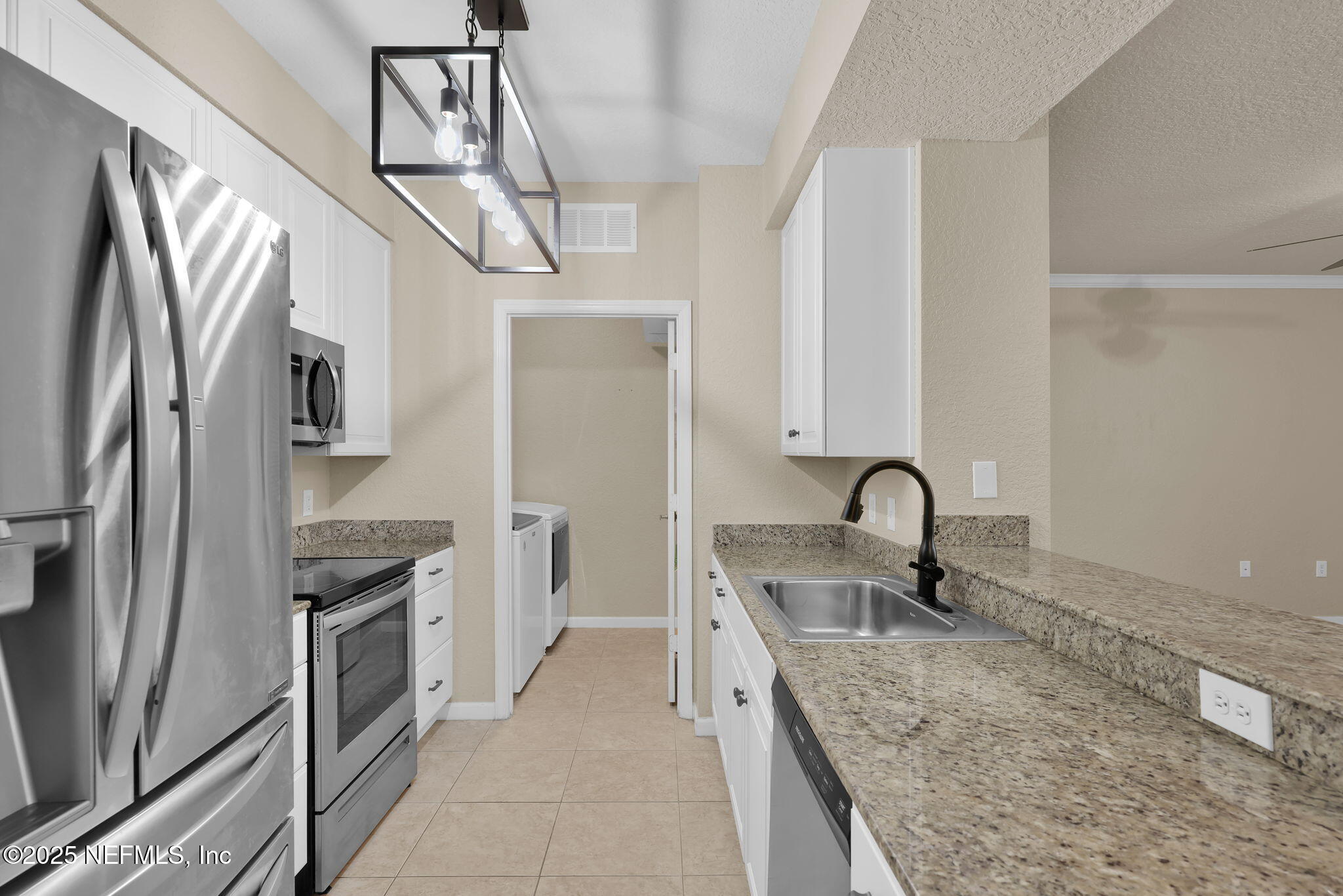 8539 GATE Parkway W, 624