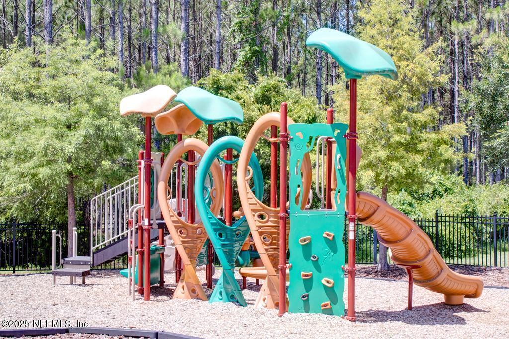 525 WILLOW OAK Lane, St. Johns