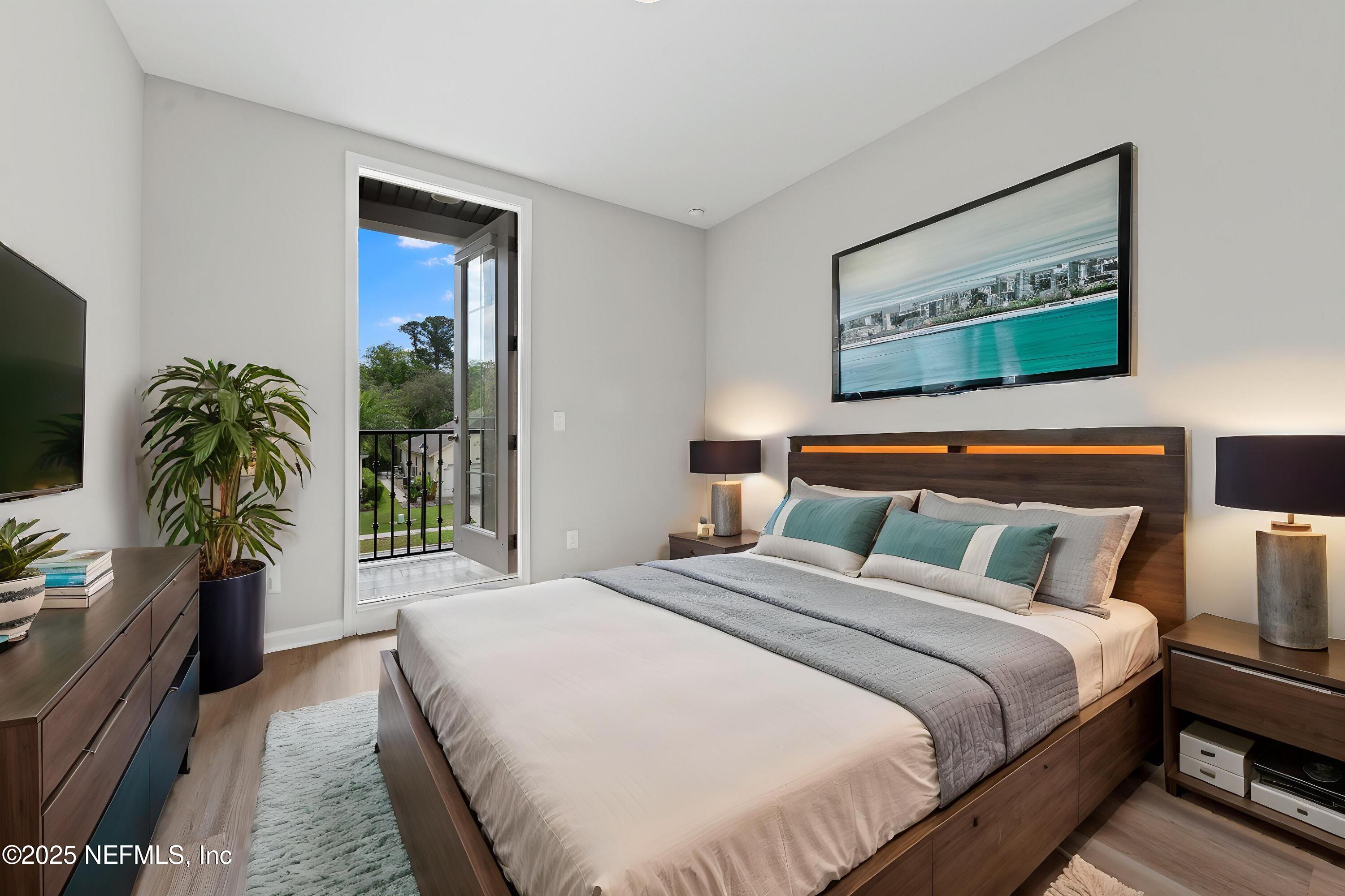 577 SOUTHERN OAK Drive