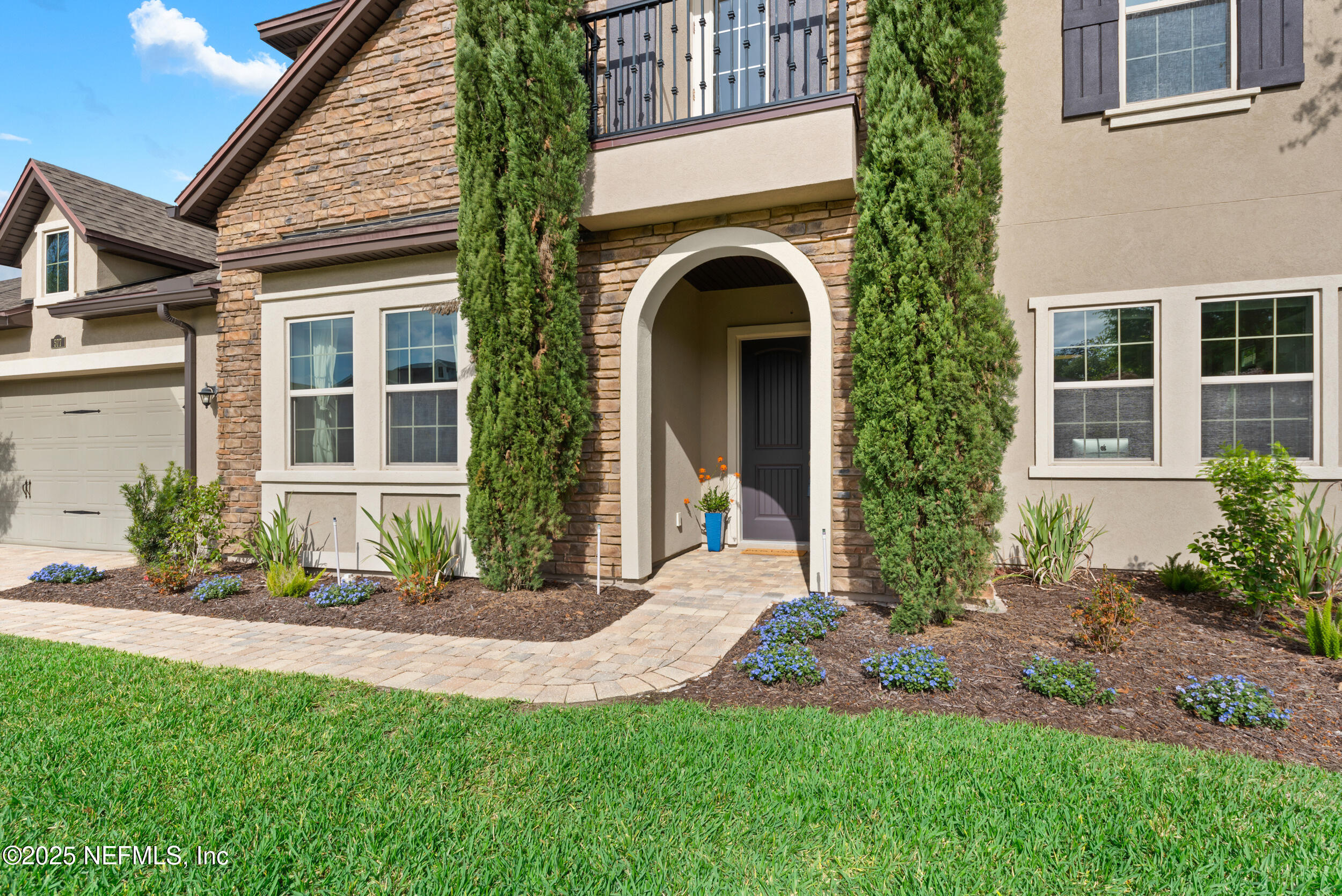 577 SOUTHERN OAK Drive