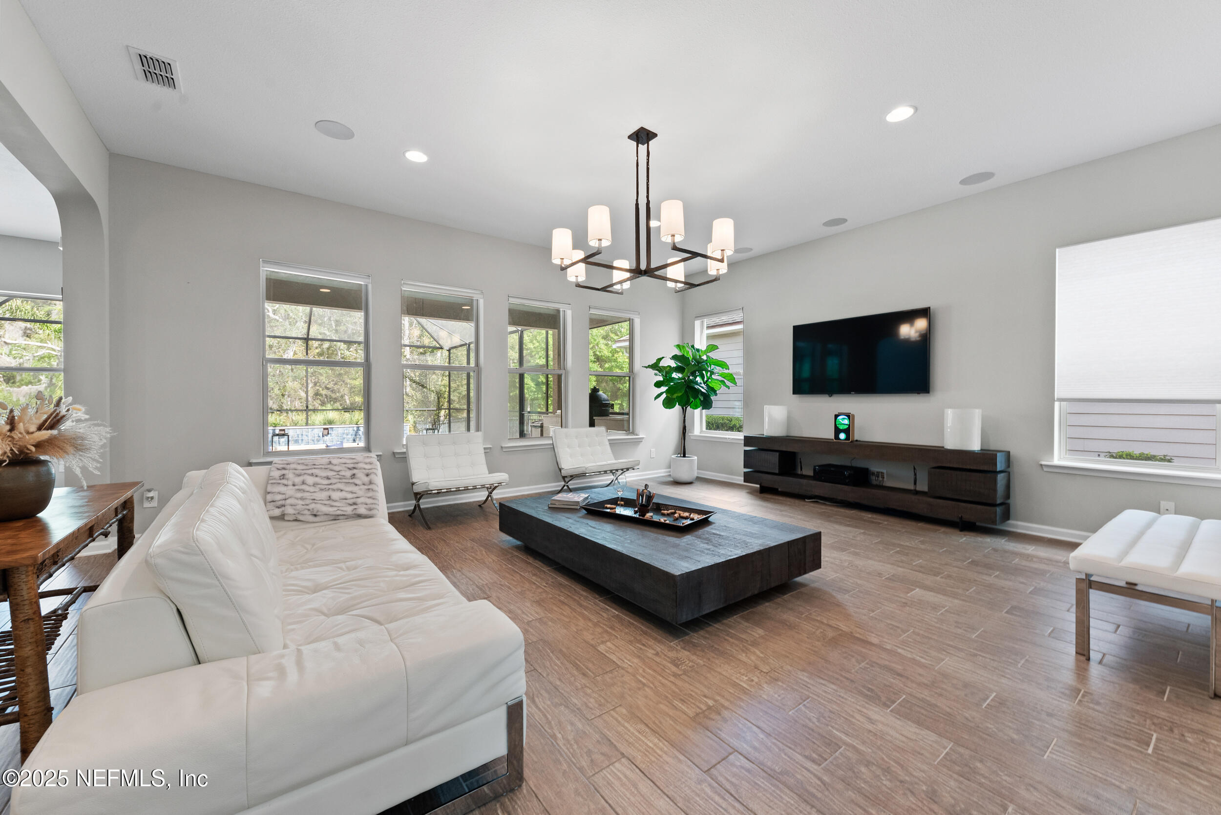 577 SOUTHERN OAK Drive