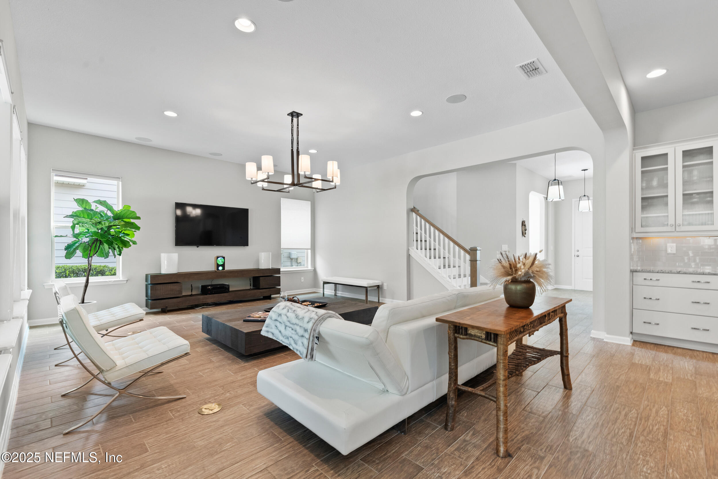 577 SOUTHERN OAK Drive