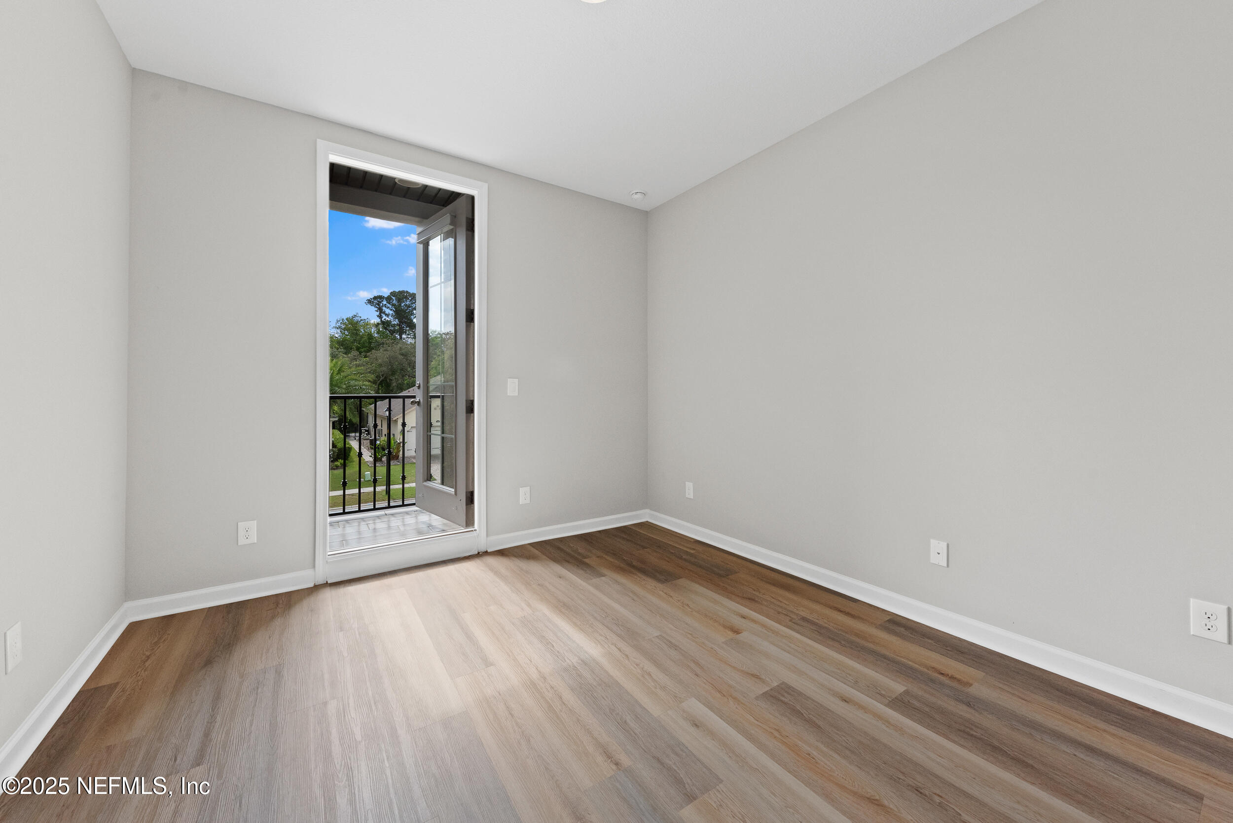 577 SOUTHERN OAK Drive