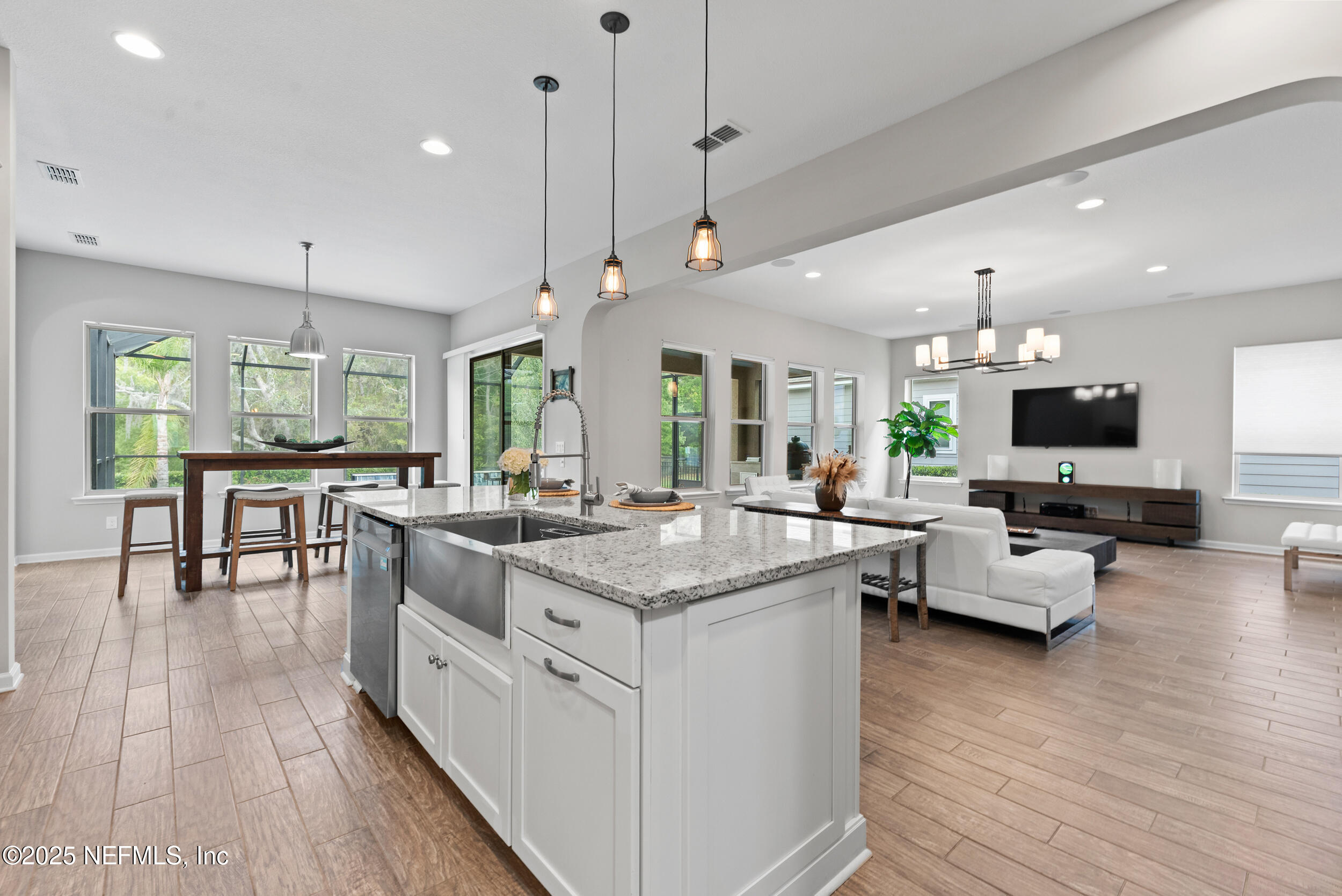 577 SOUTHERN OAK Drive