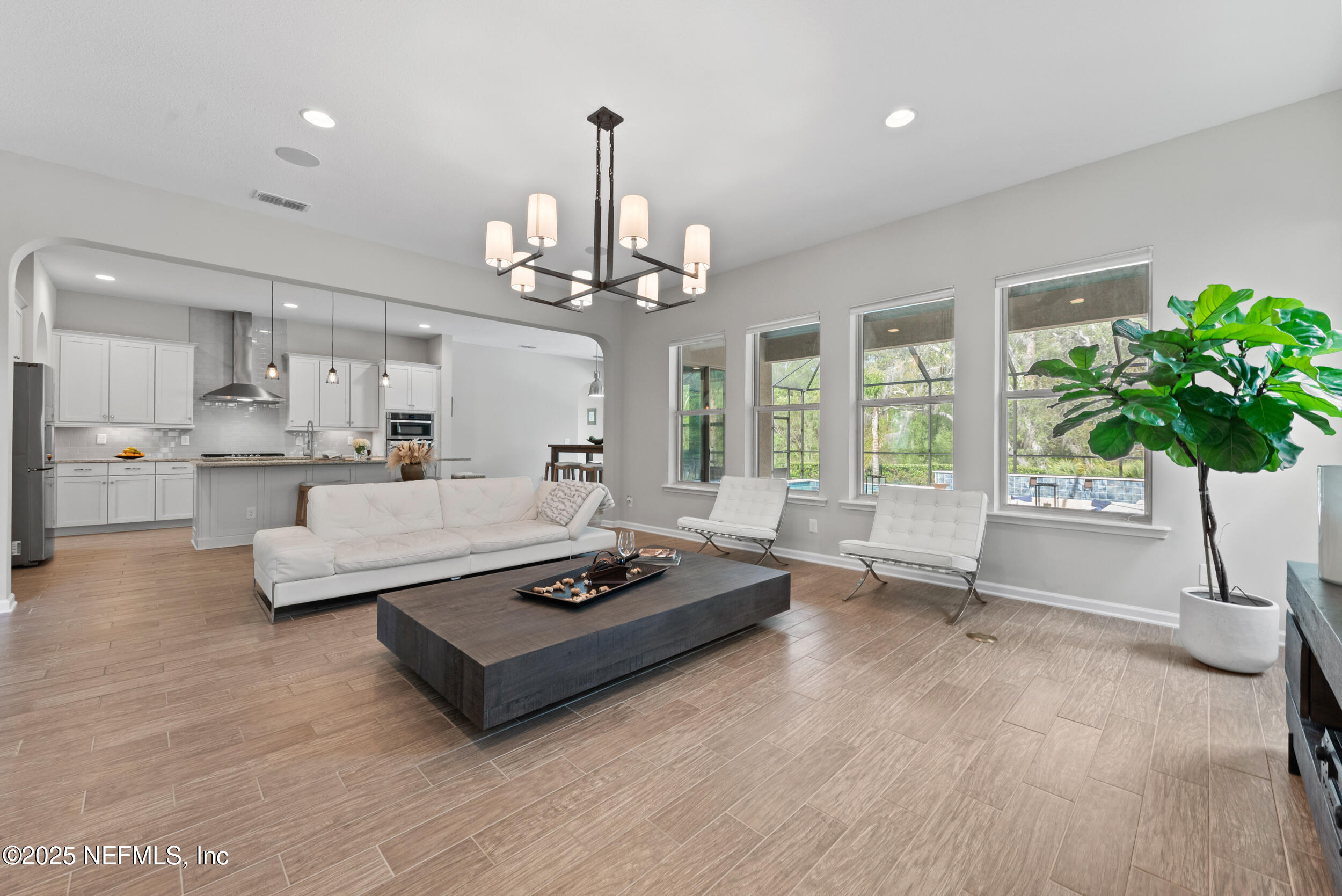 577 SOUTHERN OAK Drive