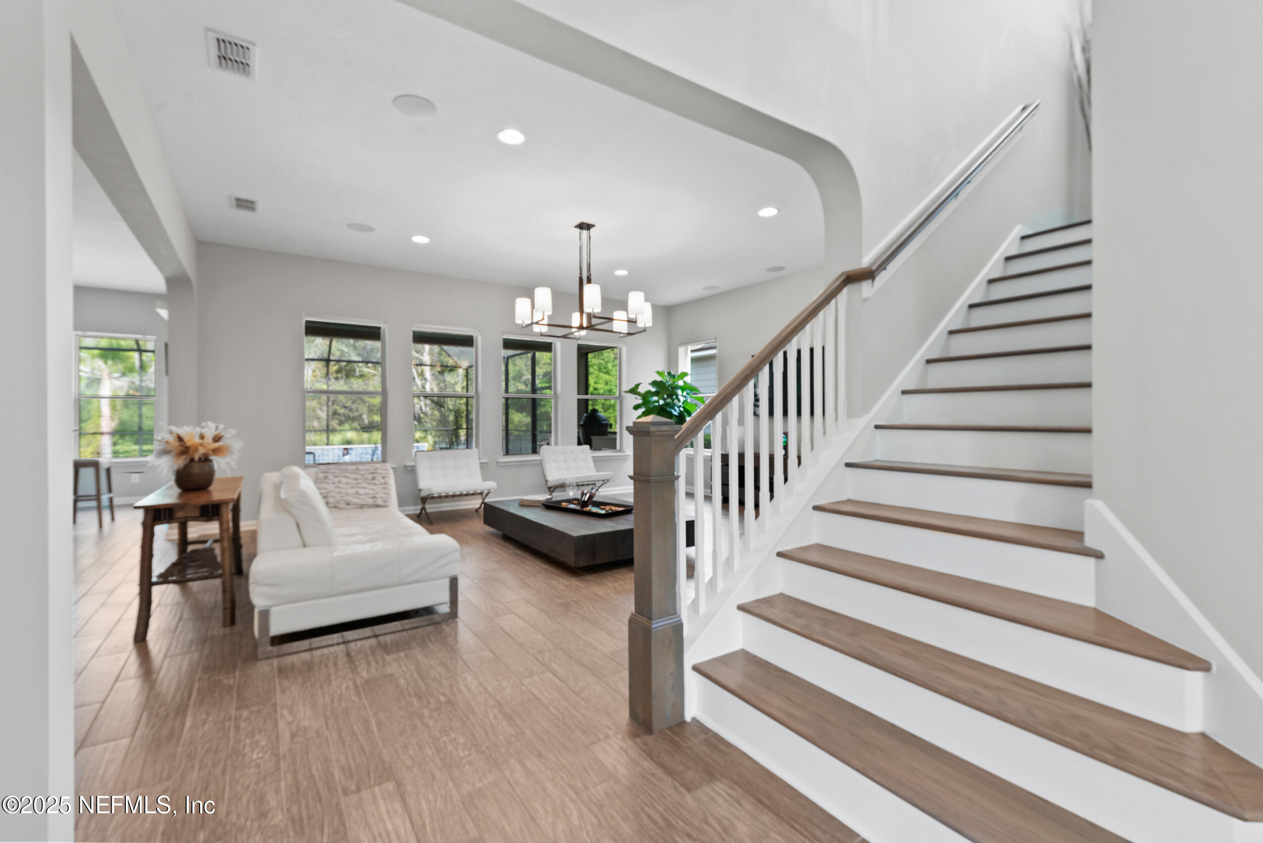 577 SOUTHERN OAK Drive