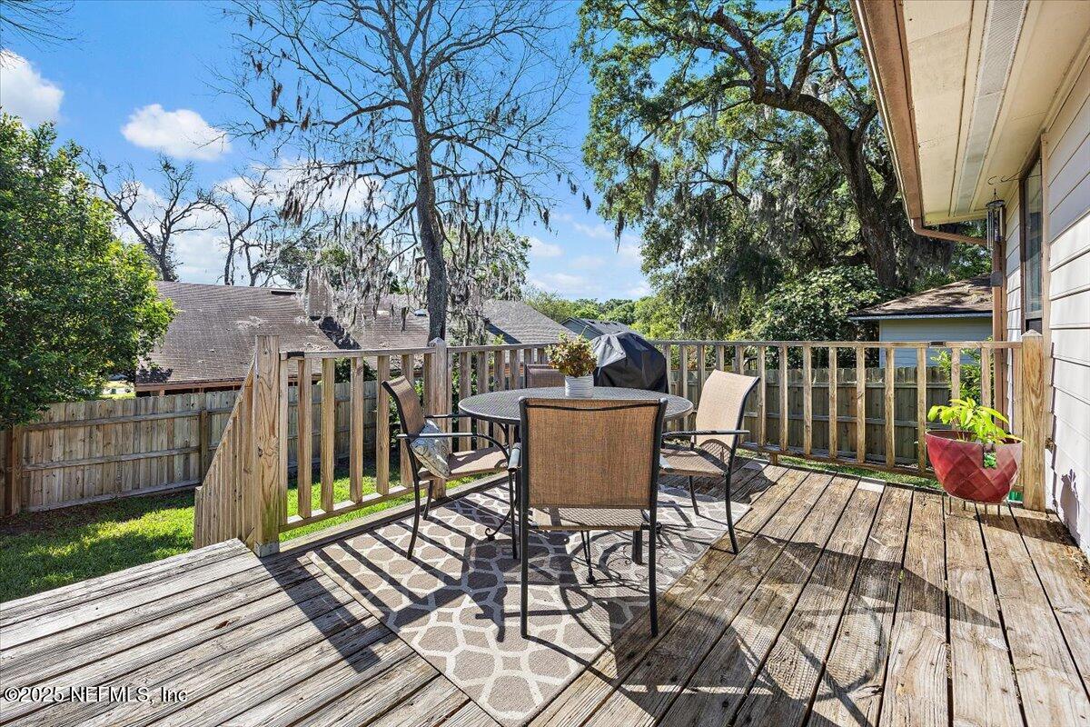 3945 HOLLOWS Drive