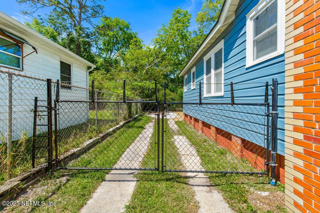 802 MCDUFF Avenue S