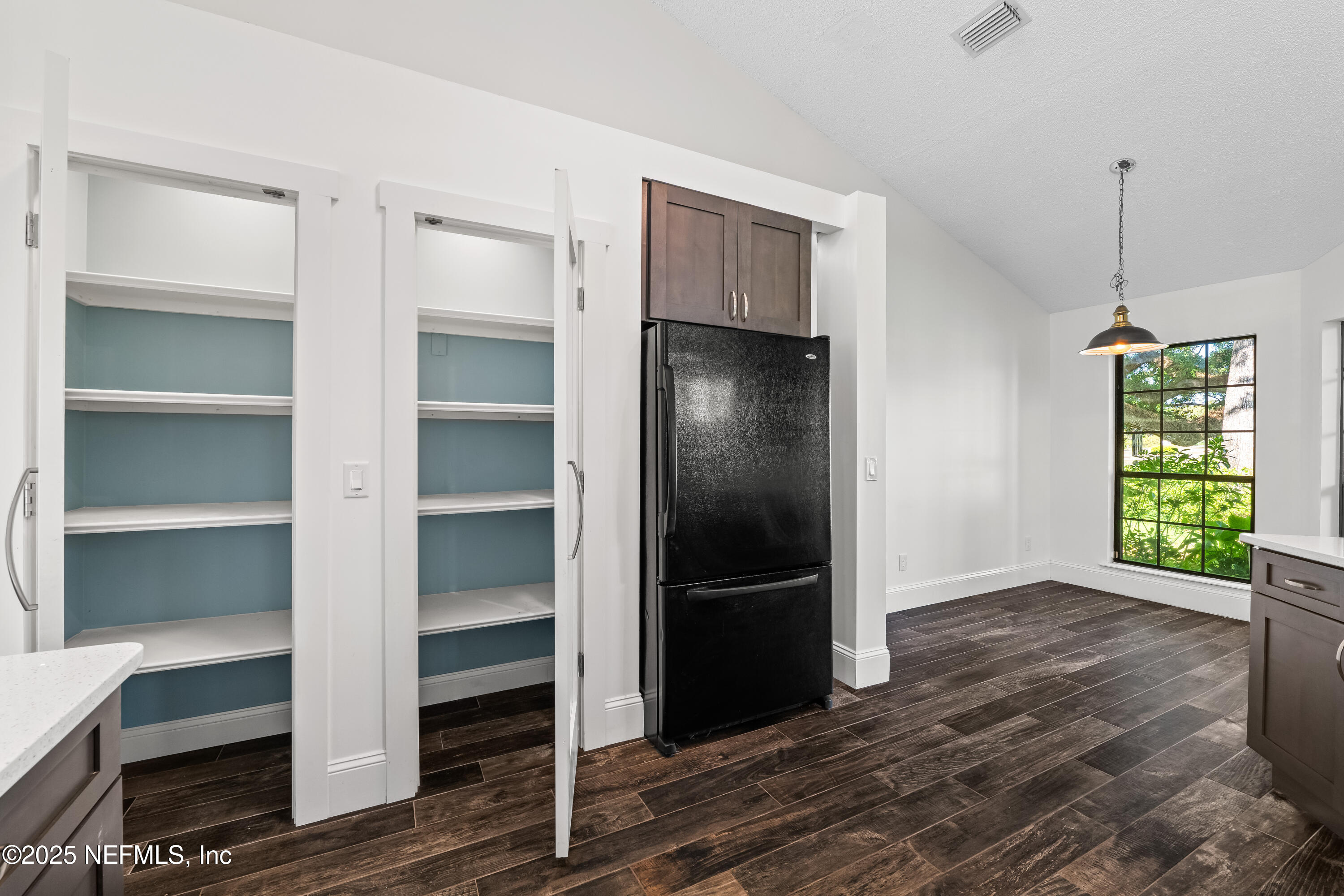 3709 BORDEN Lane