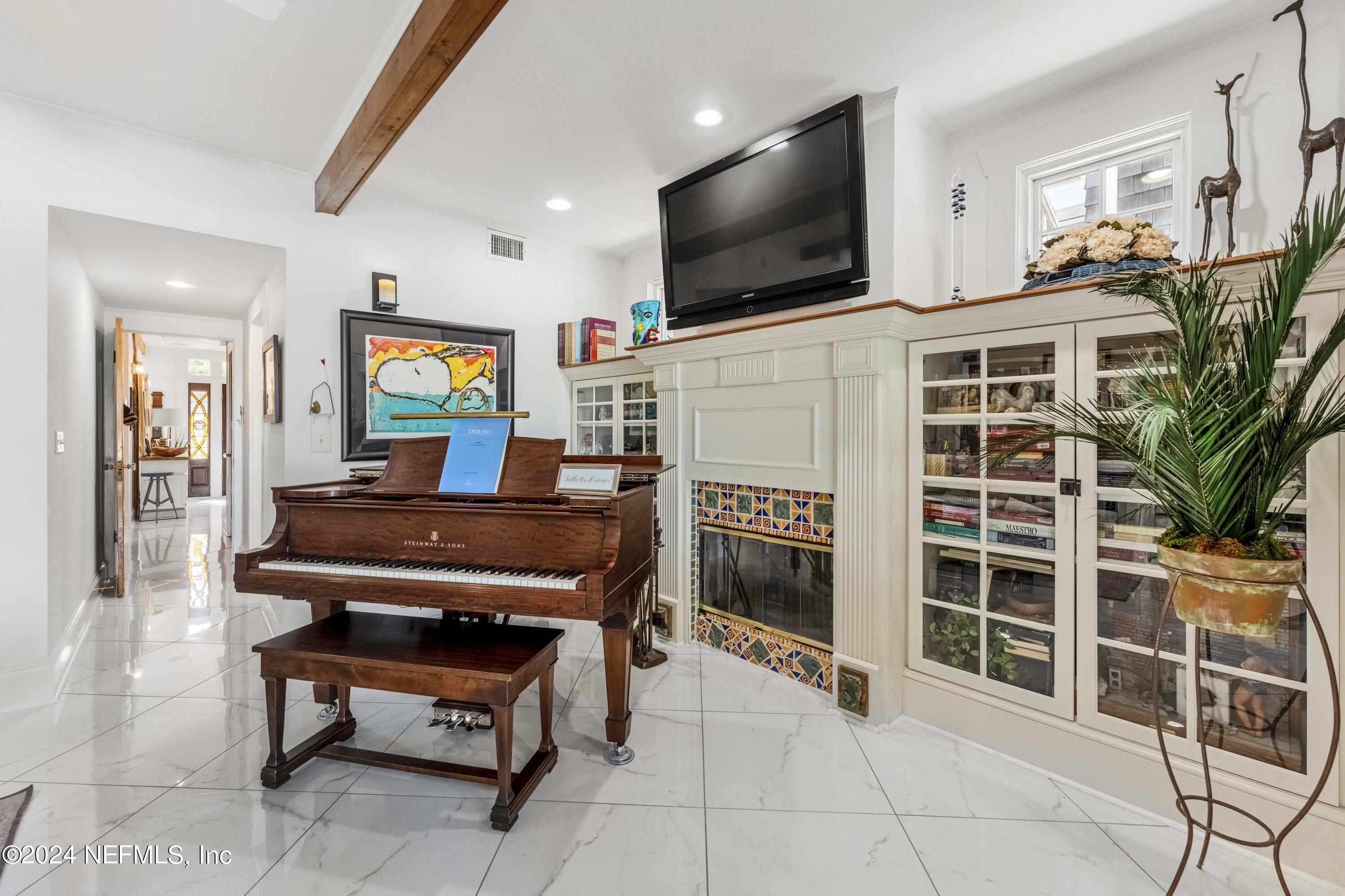 1057 BEACH Avenue