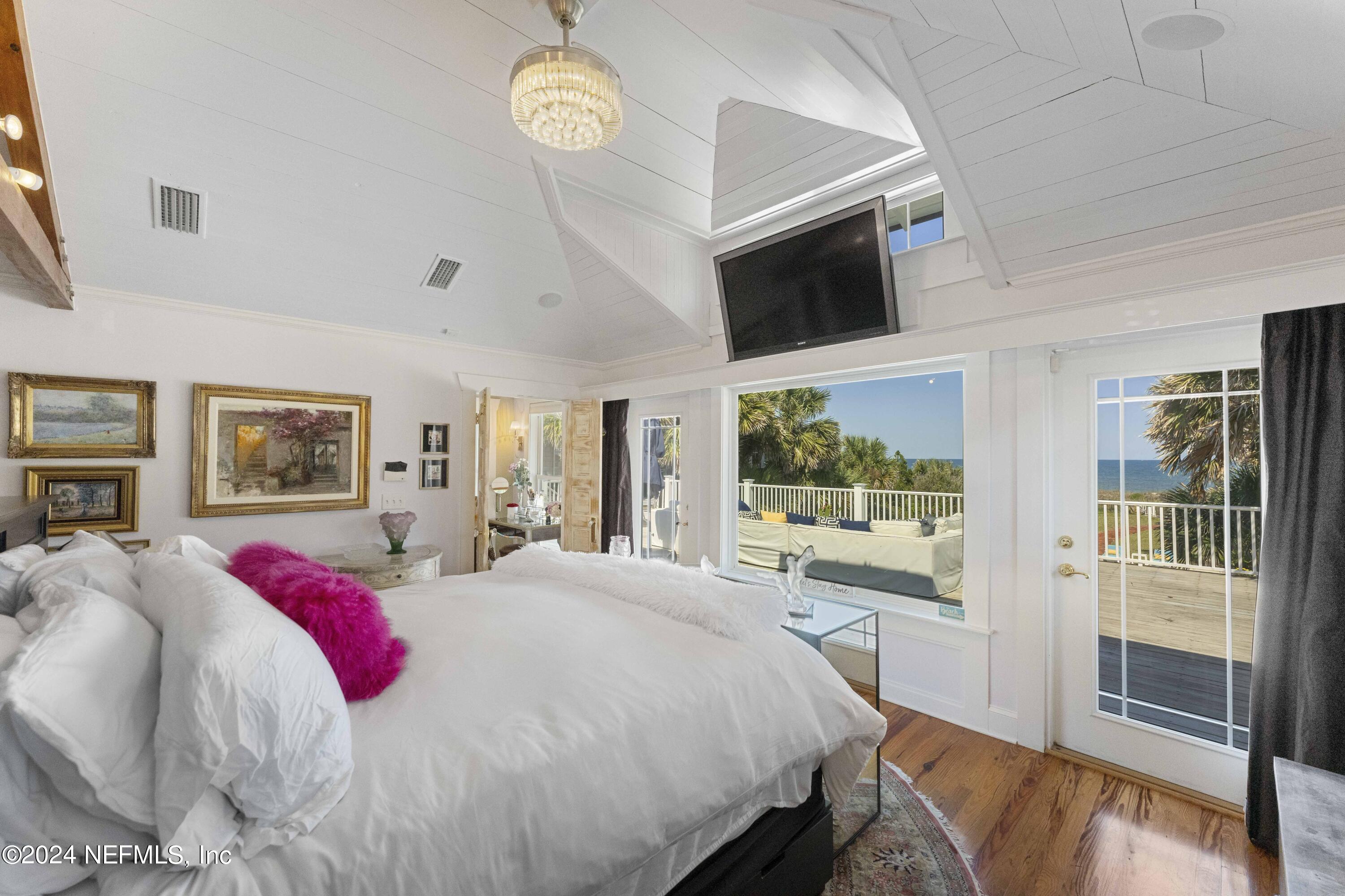 1057 BEACH Avenue