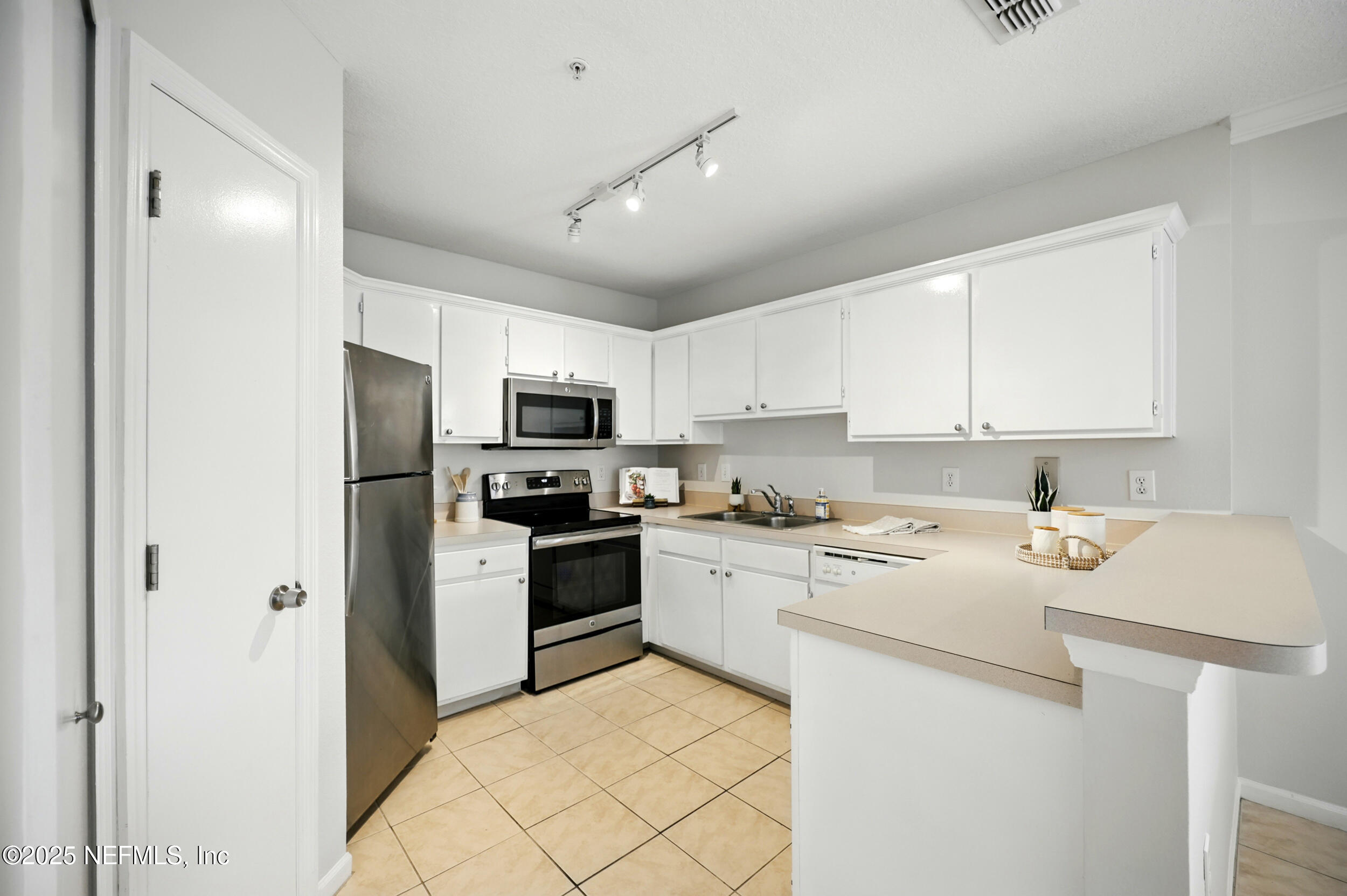1655 THE GREENS Way, 2612