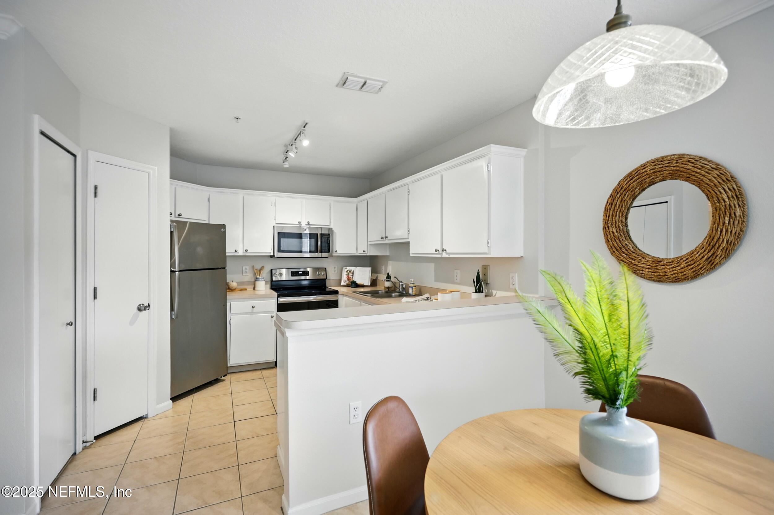 1655 THE GREENS Way, 2612