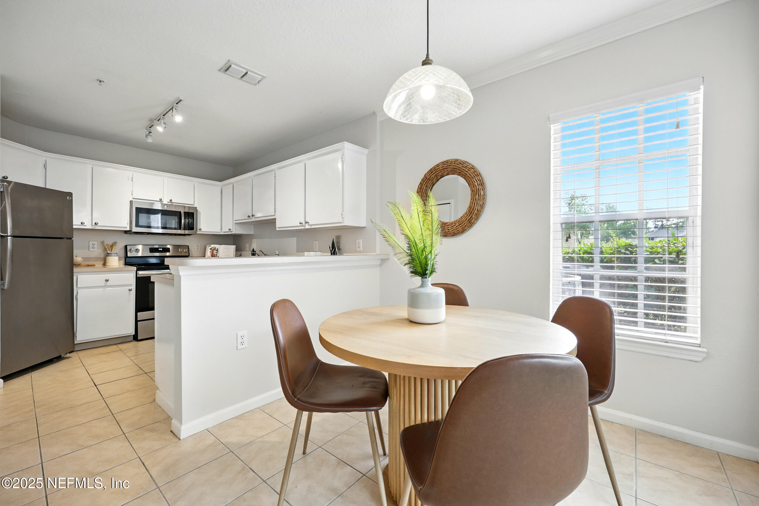 1655 THE GREENS Way, 2612