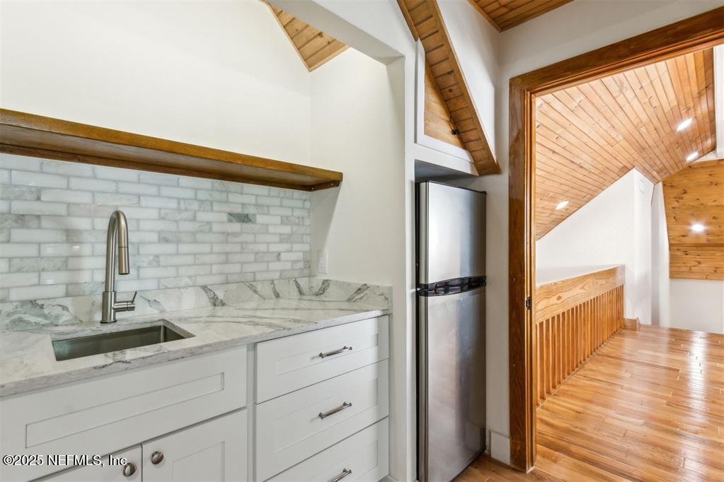 22 BELTED KINGFISHER Road