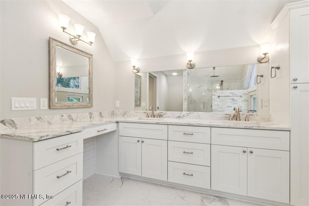 22 BELTED KINGFISHER Road