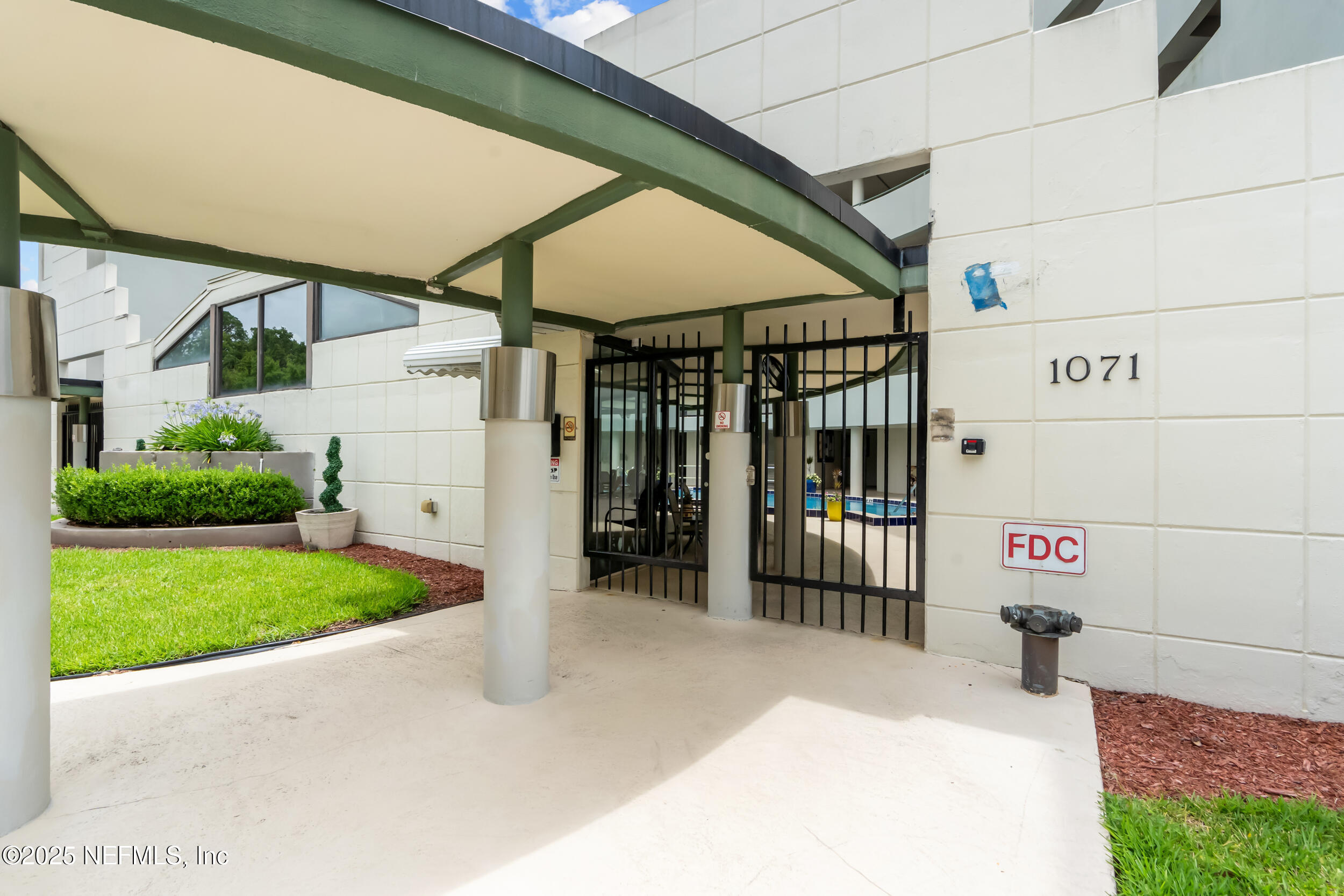 1071 EDGEWOOD Avenue S, 206
