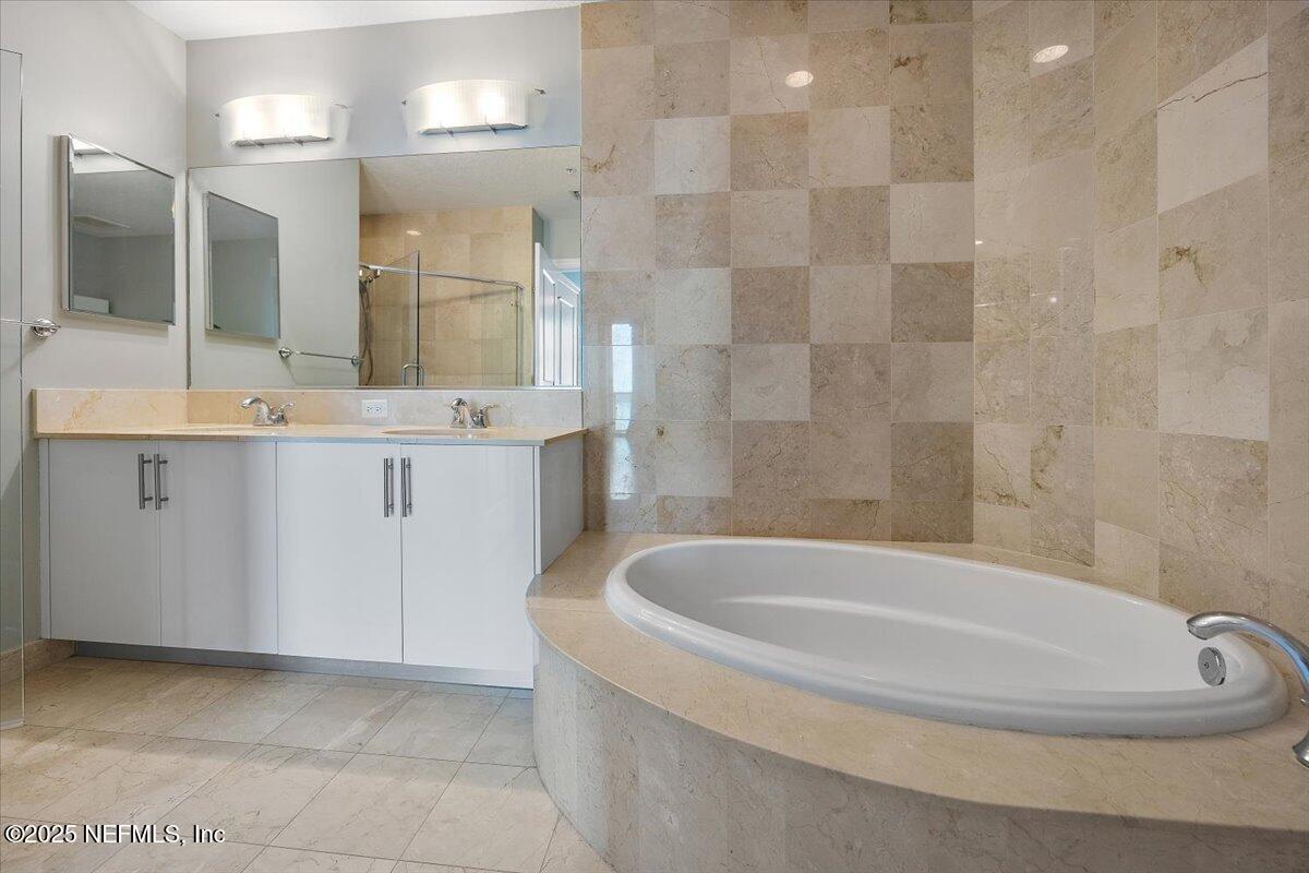 1431 RIVERPLACE Boulevard, 1610