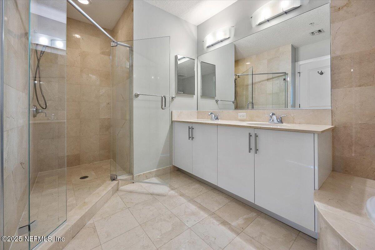 1431 RIVERPLACE Boulevard, 1610