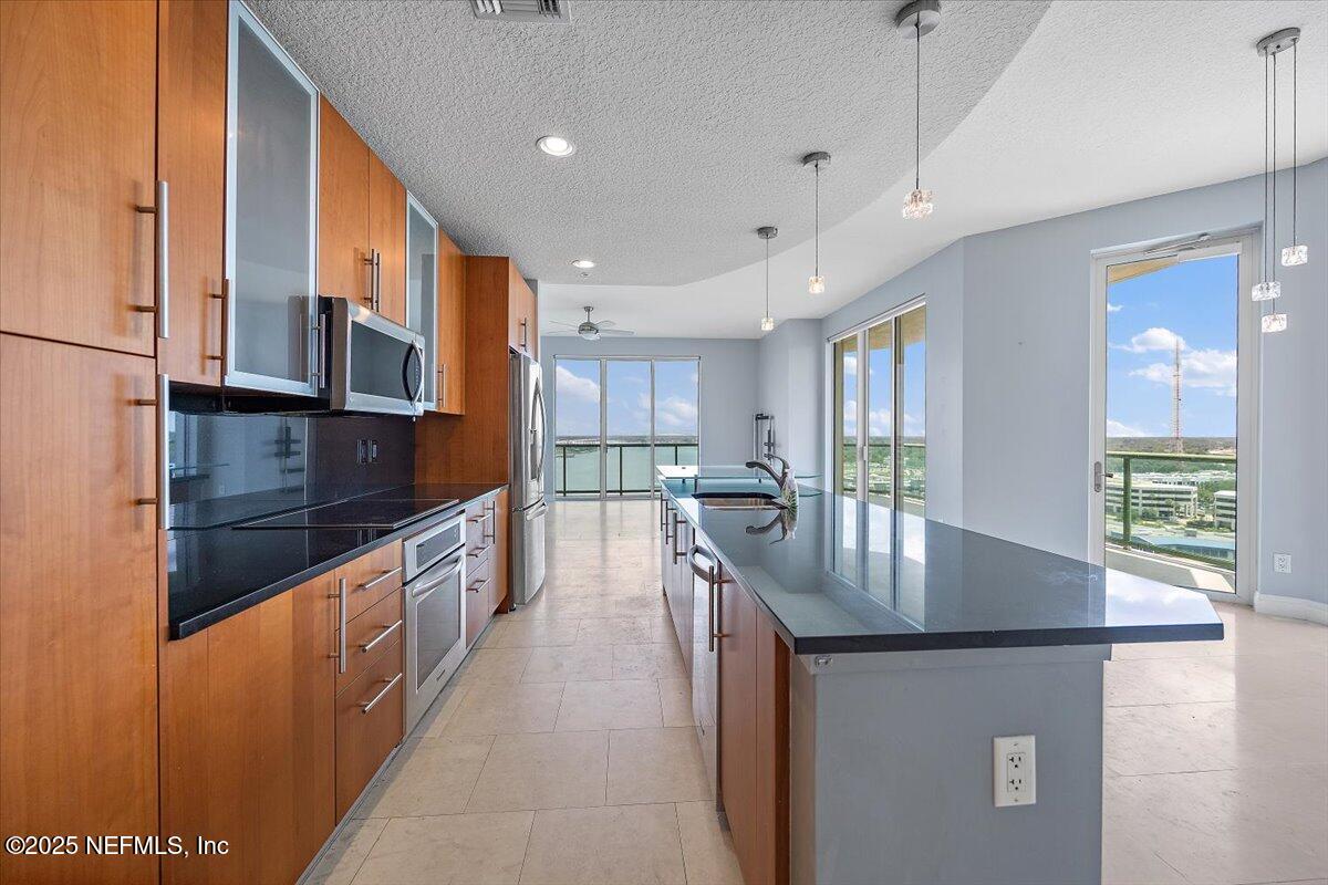 1431 RIVERPLACE Boulevard, 1610