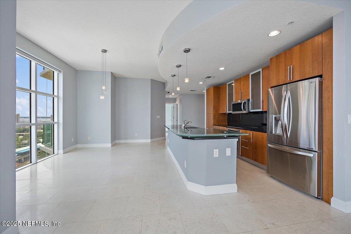 1431 RIVERPLACE Boulevard, 1610