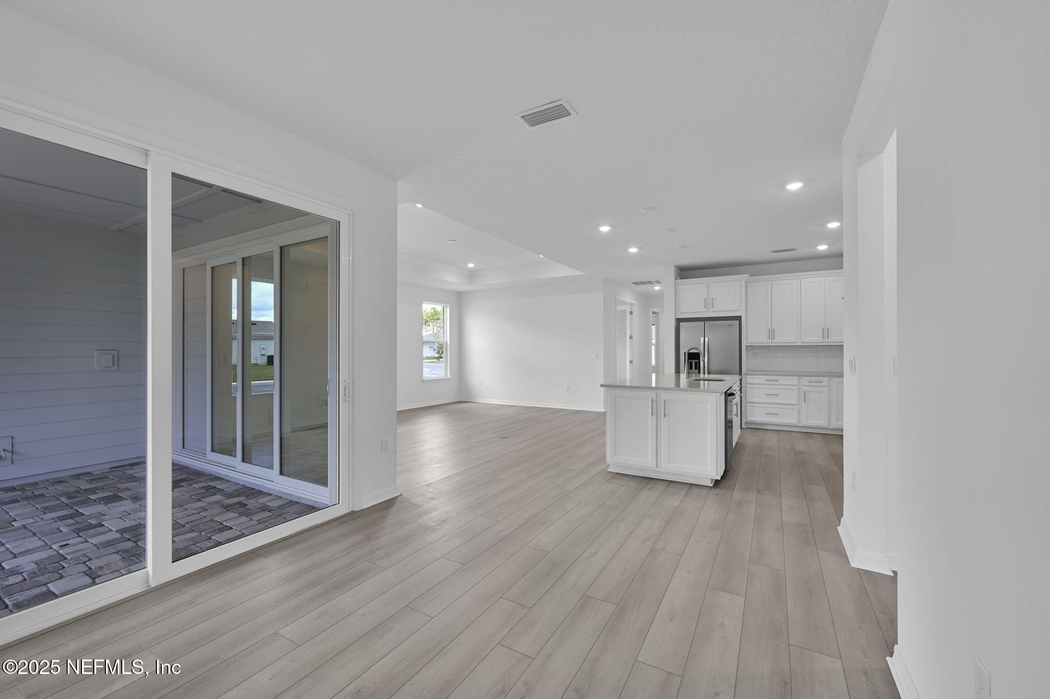 208 CURVED BAY Trail