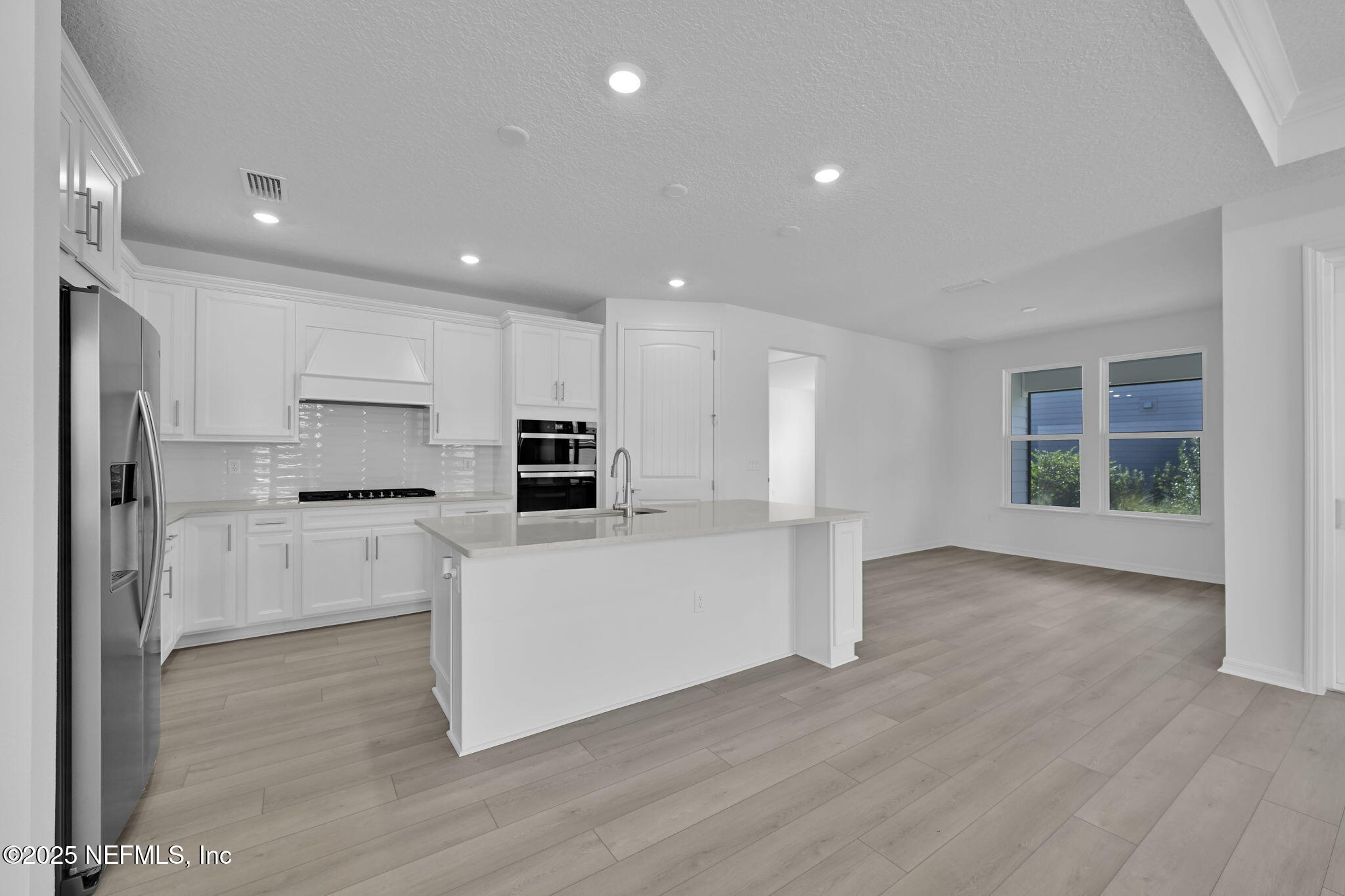 208 CURVED BAY Trail