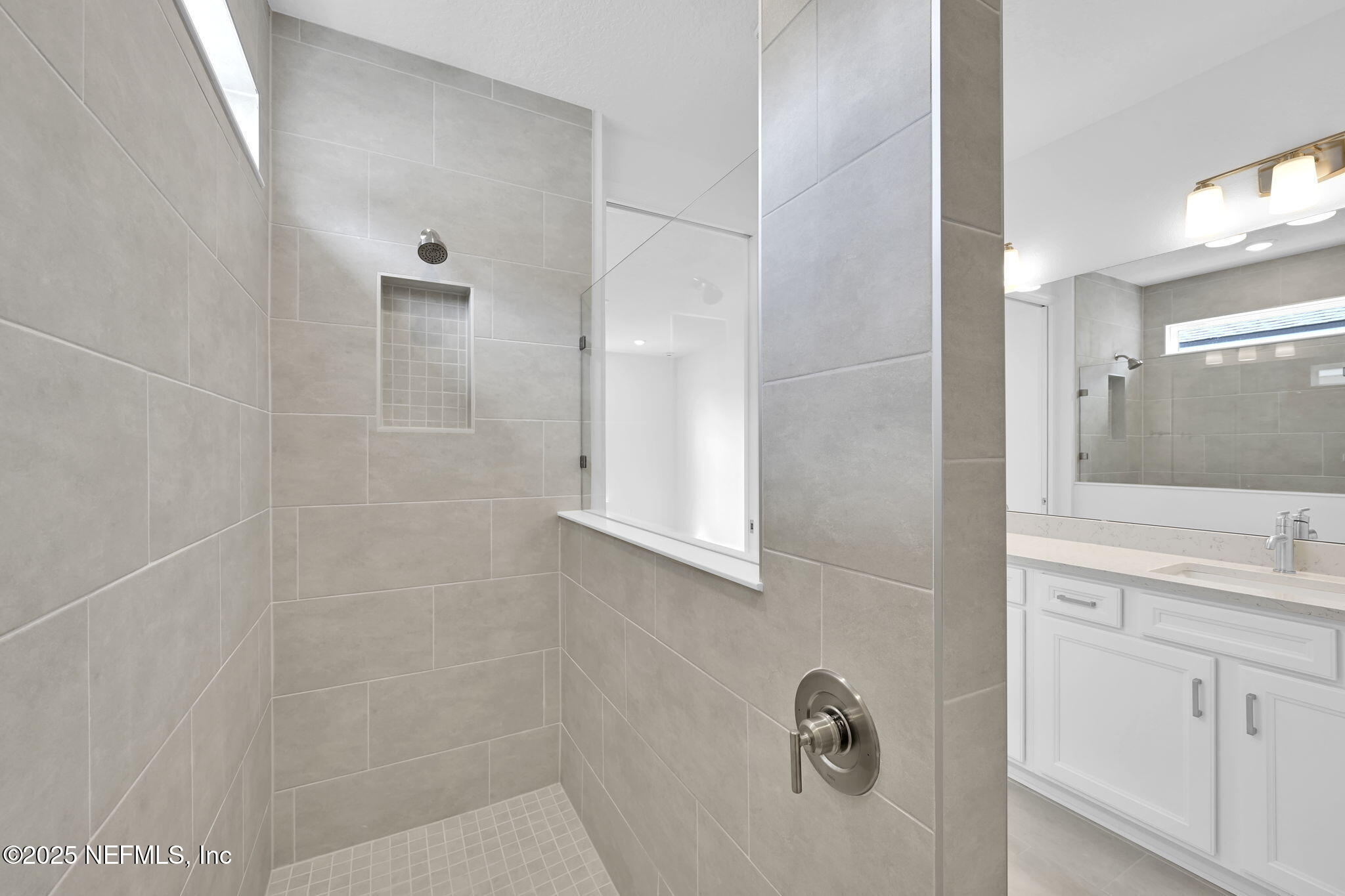 208 CURVED BAY Trail