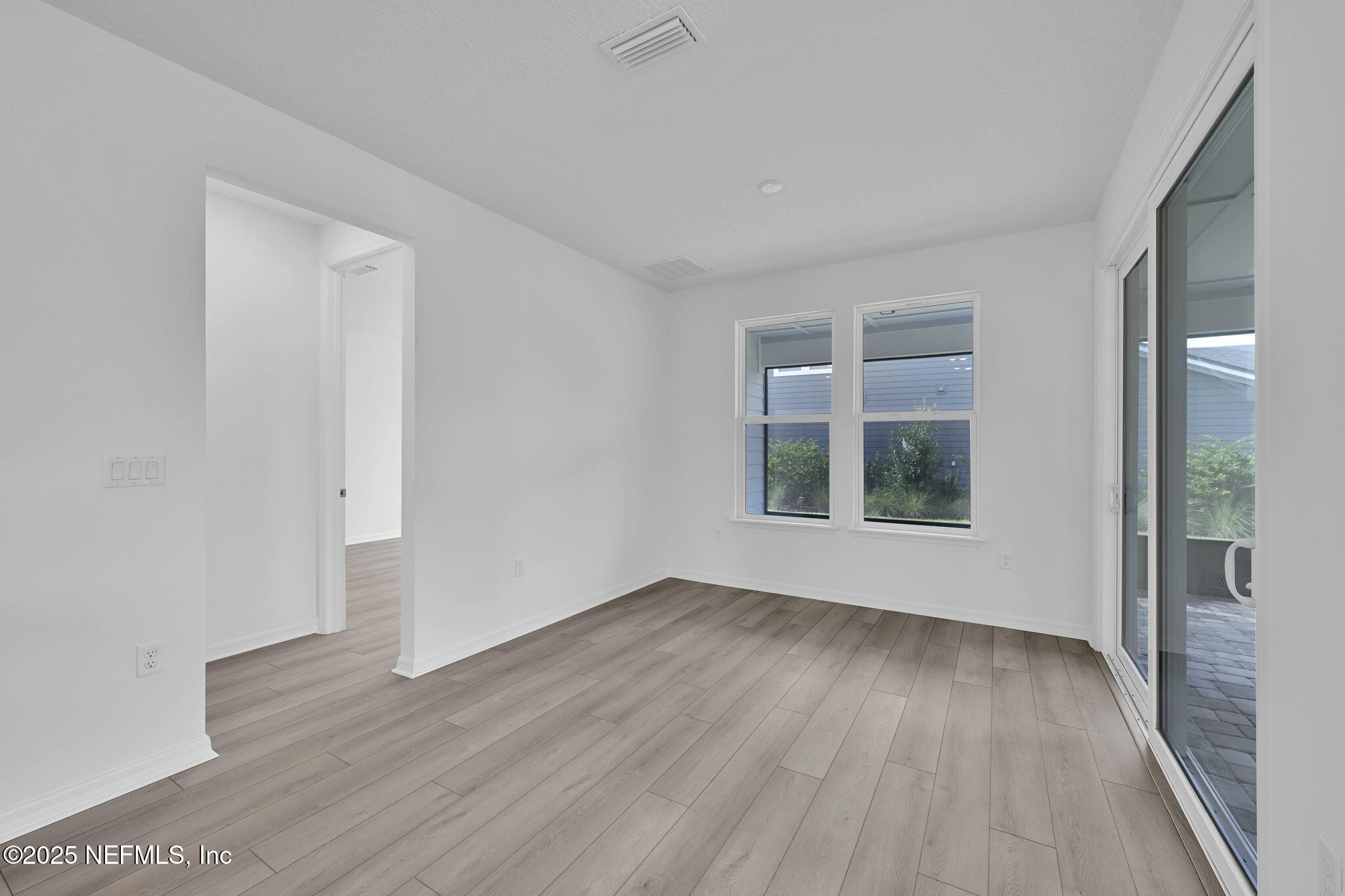 208 CURVED BAY Trail