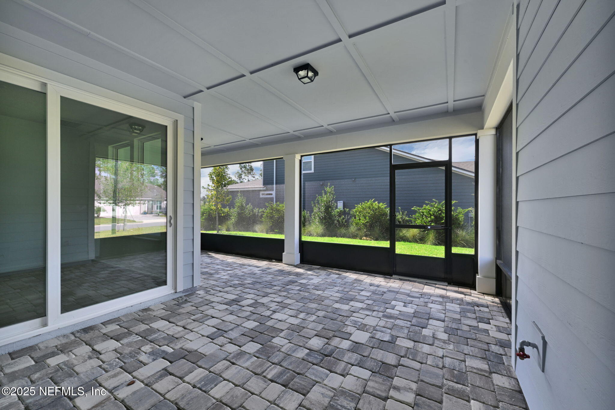 208 CURVED BAY Trail