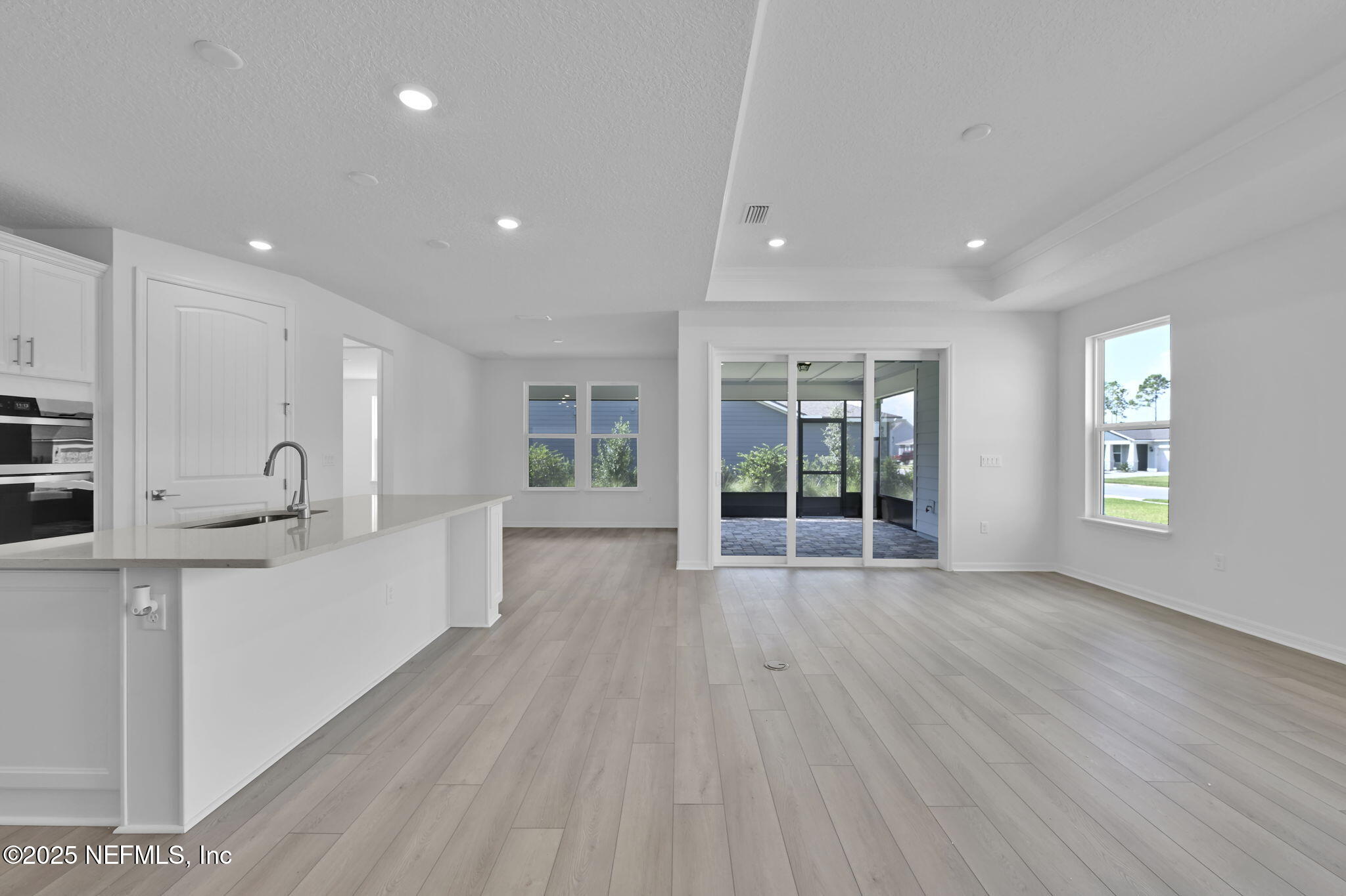 208 CURVED BAY Trail