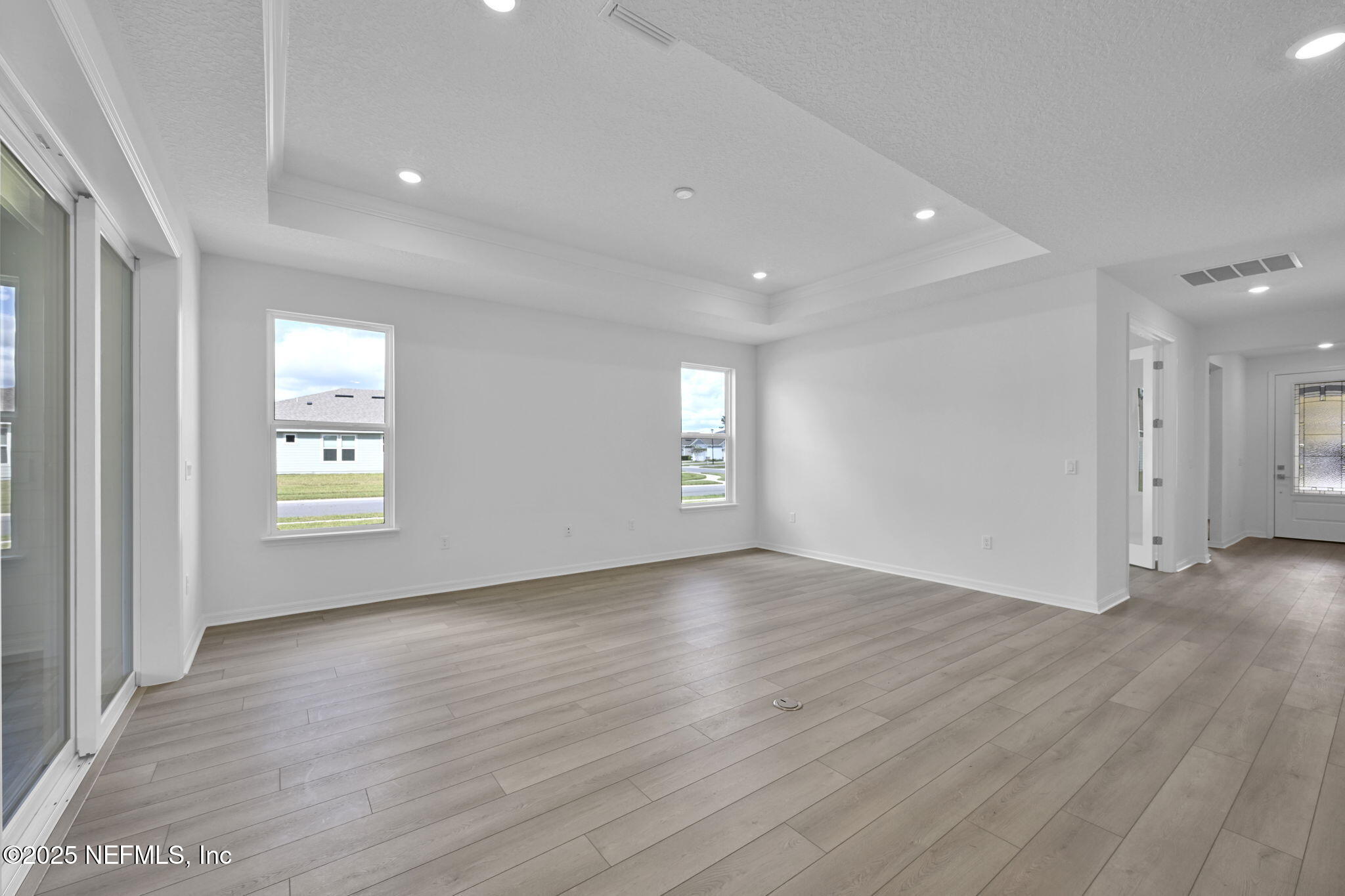 208 CURVED BAY Trail