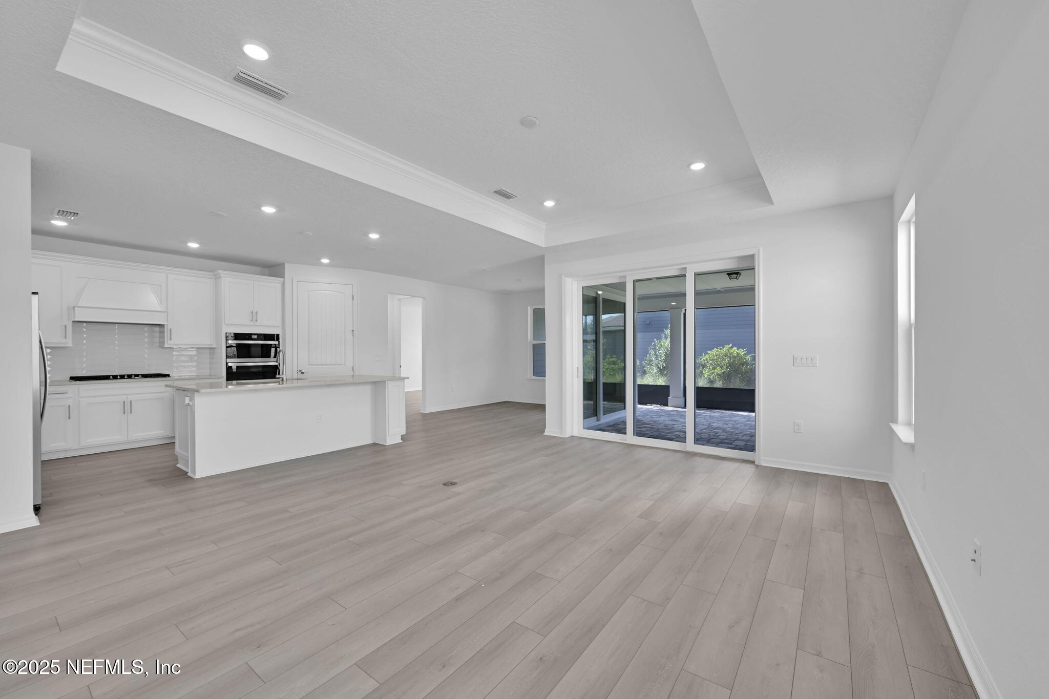 208 CURVED BAY Trail