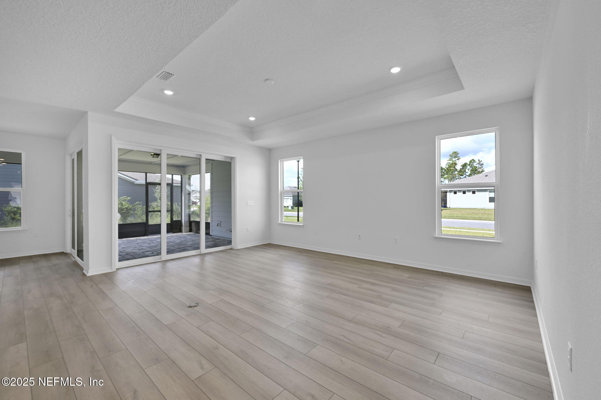 208 CURVED BAY Trail