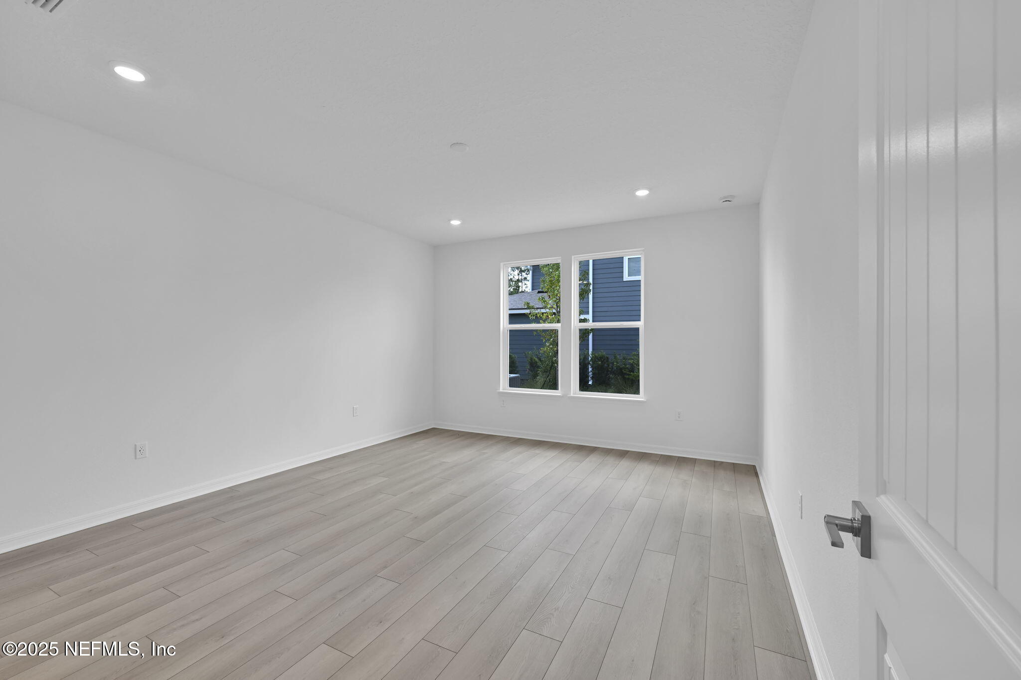 208 CURVED BAY Trail