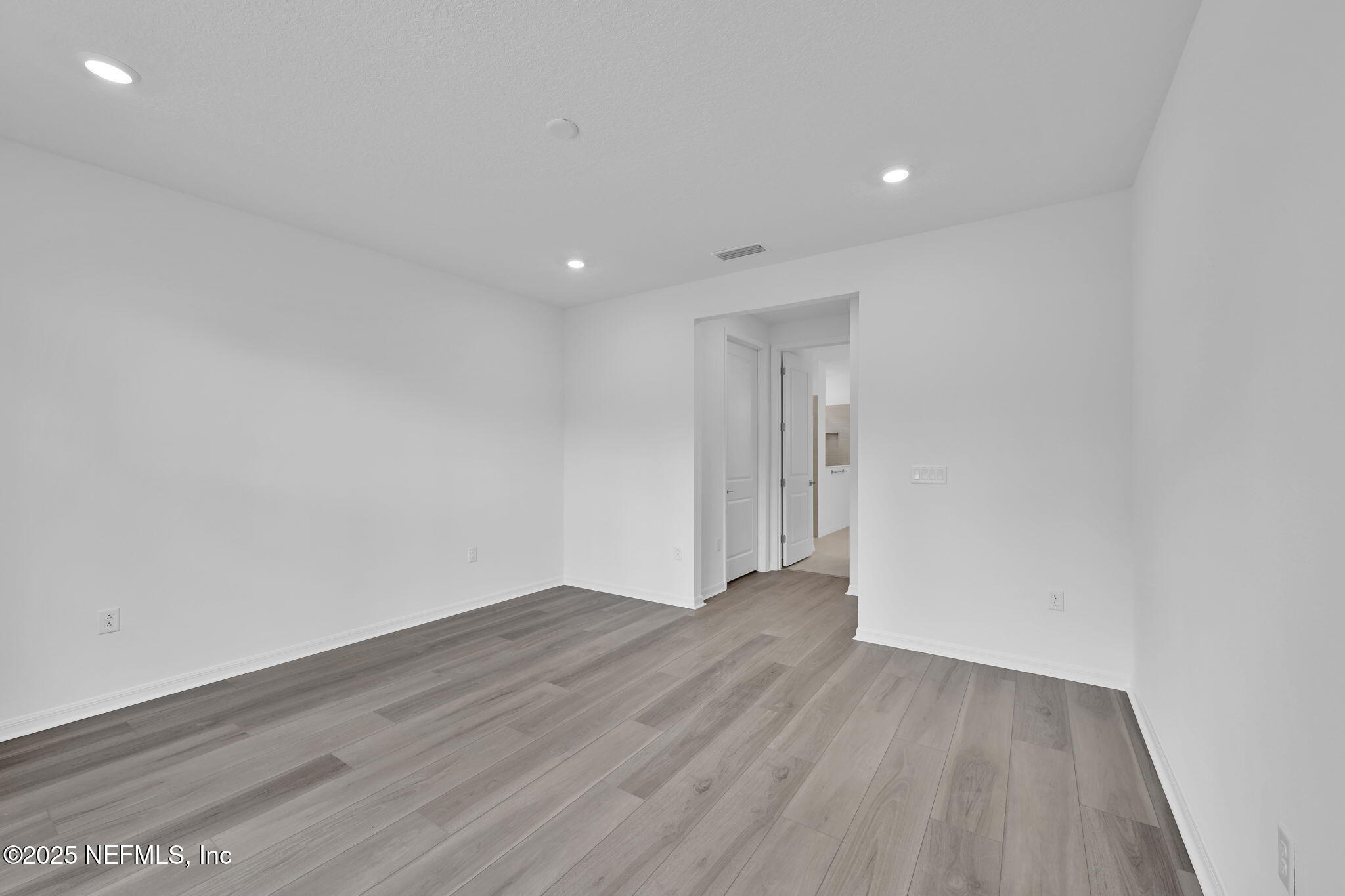 916 CURVED BAY Trail