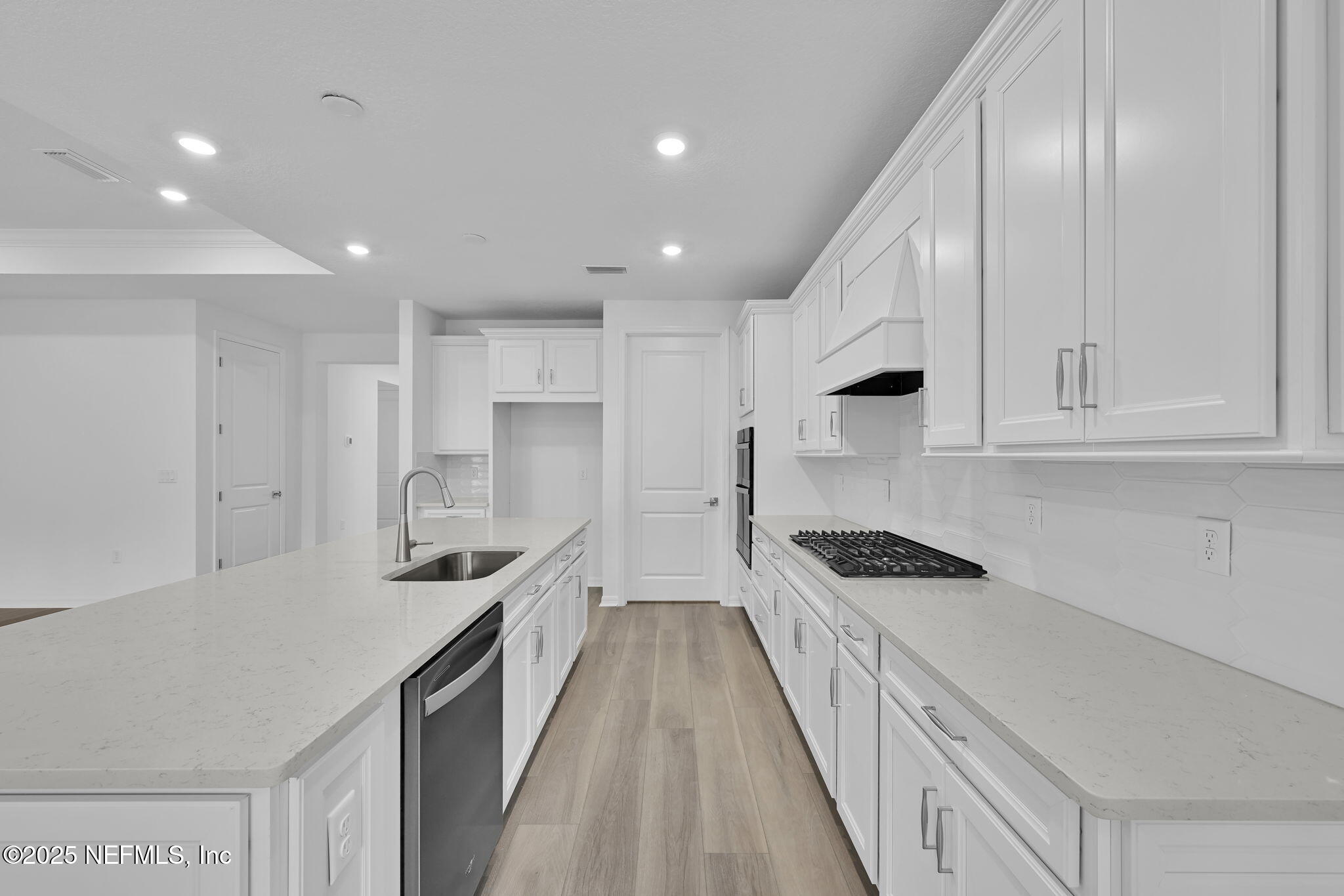 916 CURVED BAY Trail