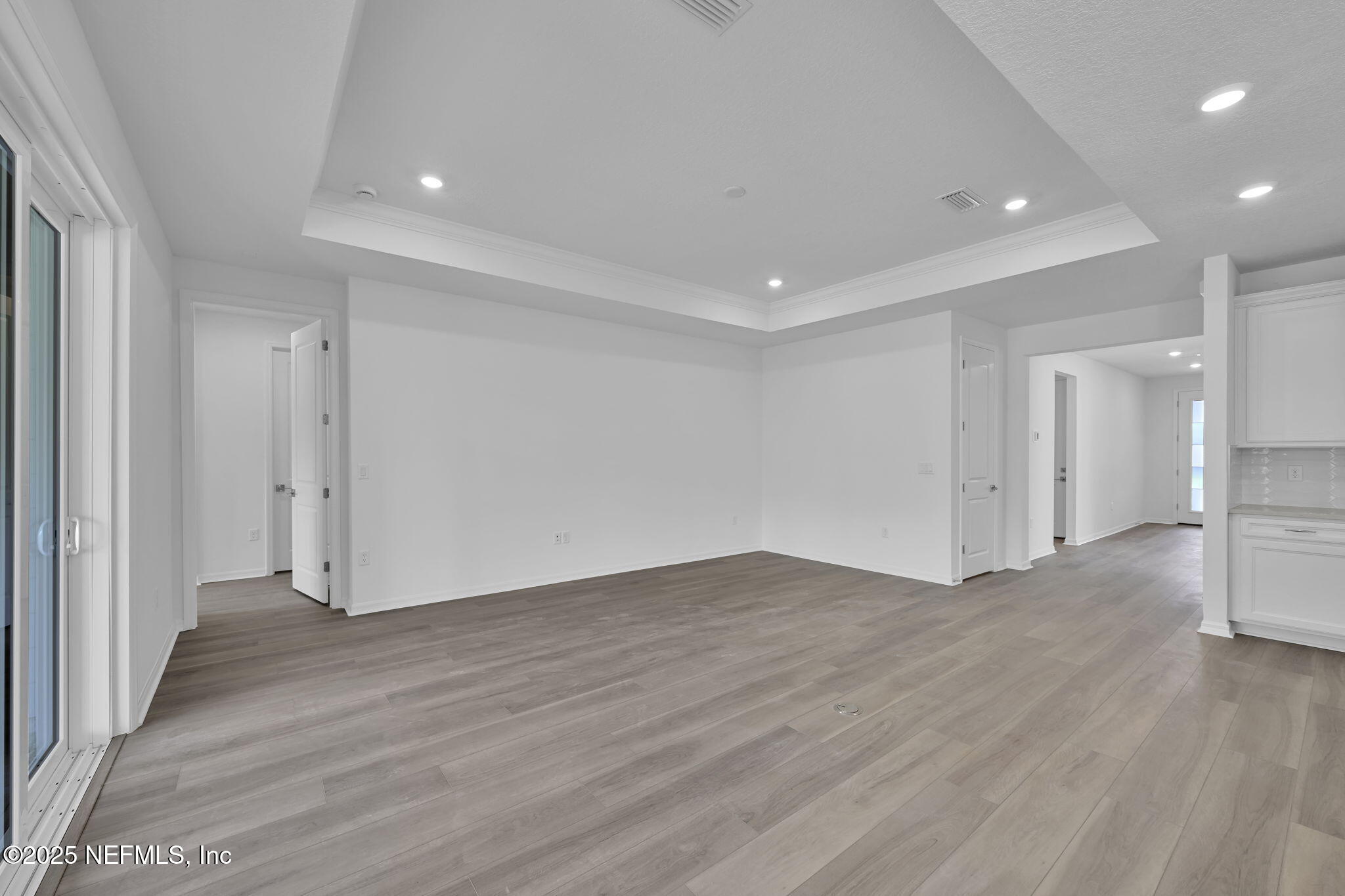 916 CURVED BAY Trail