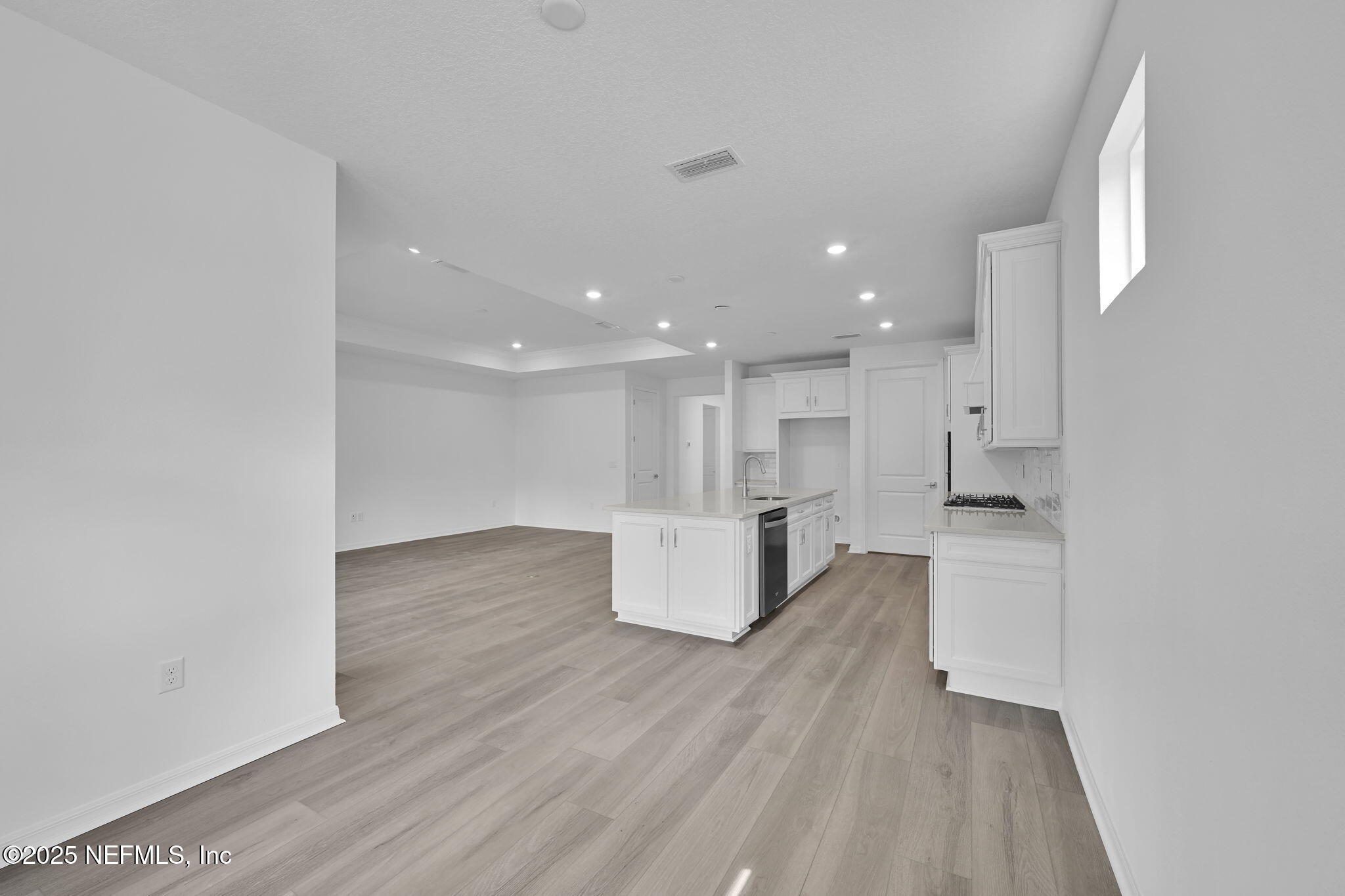 916 CURVED BAY Trail