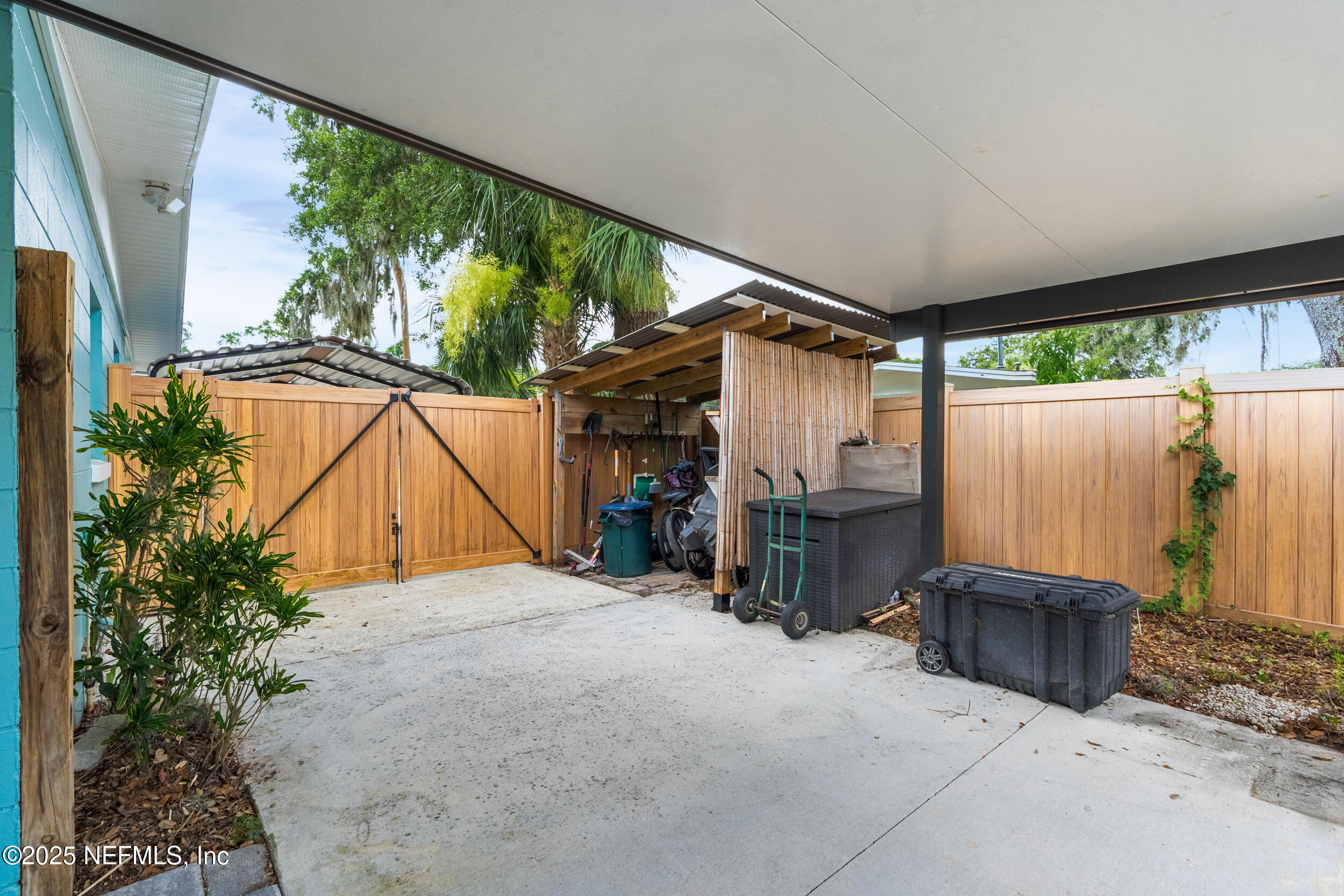 1129 SEBAGO Avenue S