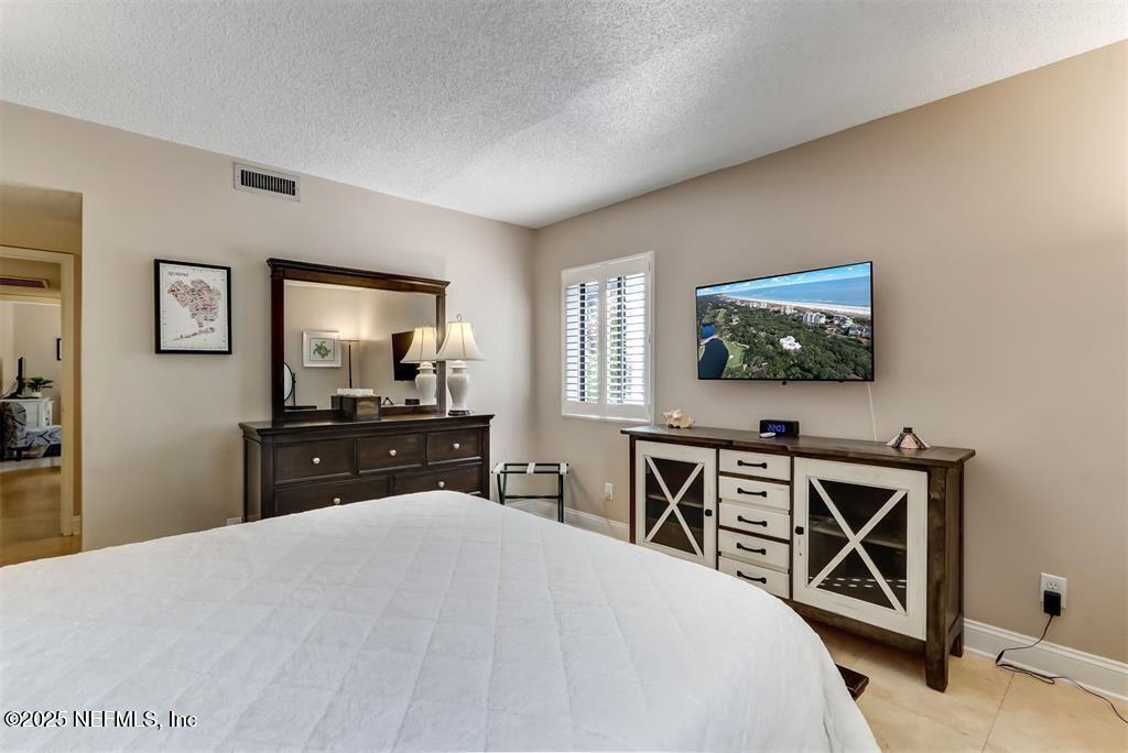 2122 BEACH WOOD Road