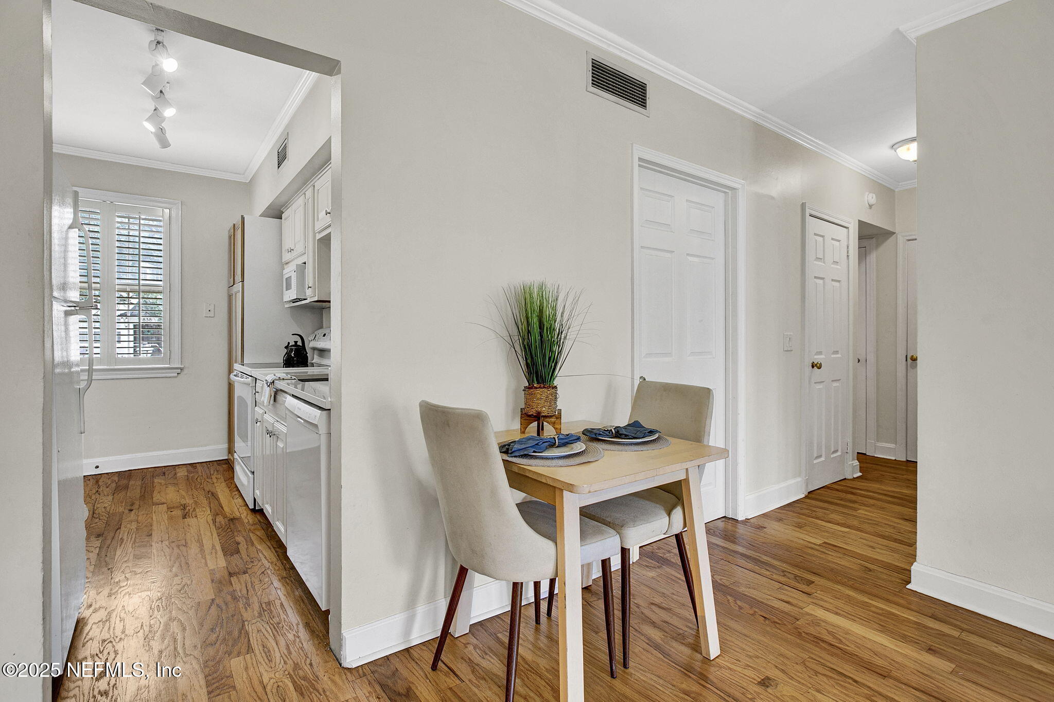 847 LASALLE Street, 847