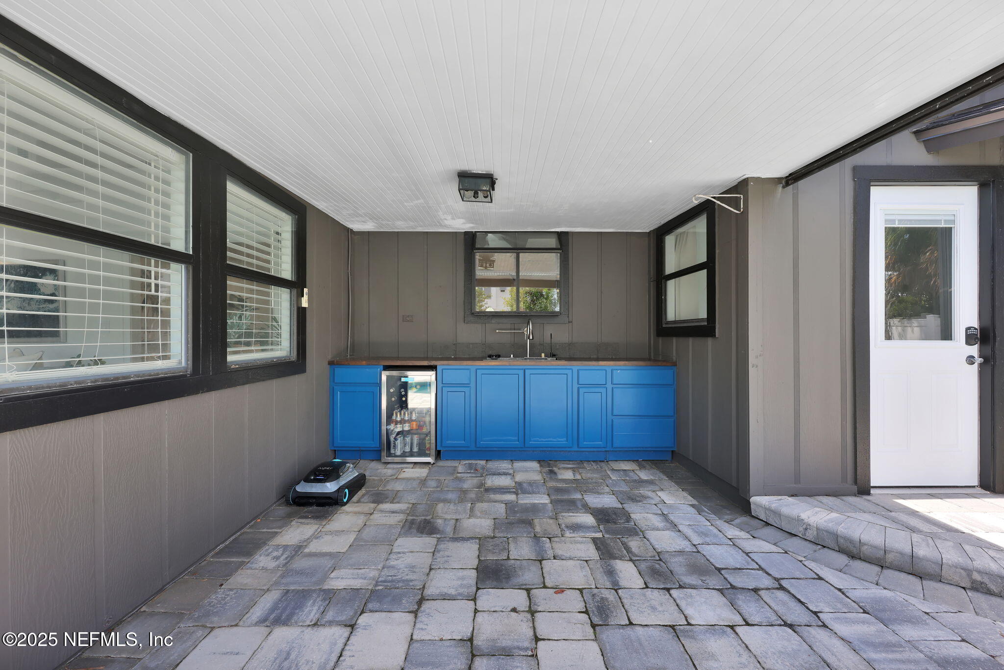 4143 SEABREEZE Drive