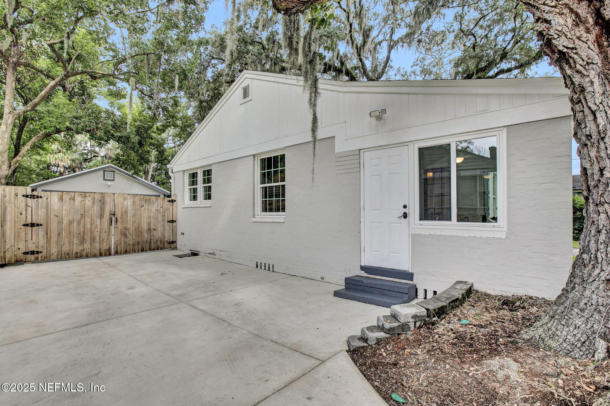 1216 HOLMESDALE Road