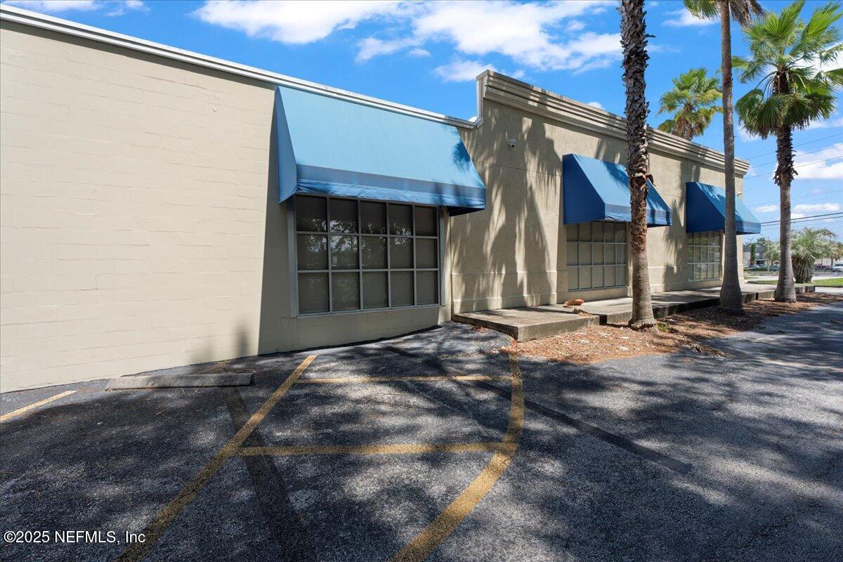 7666 BLANDING Boulevard