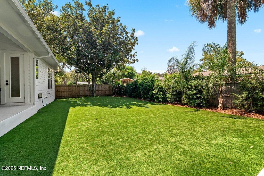 807 DAVIS Street