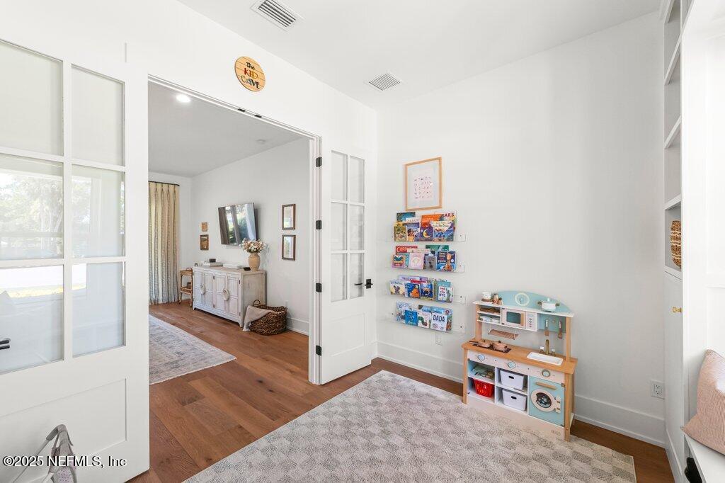 807 DAVIS Street