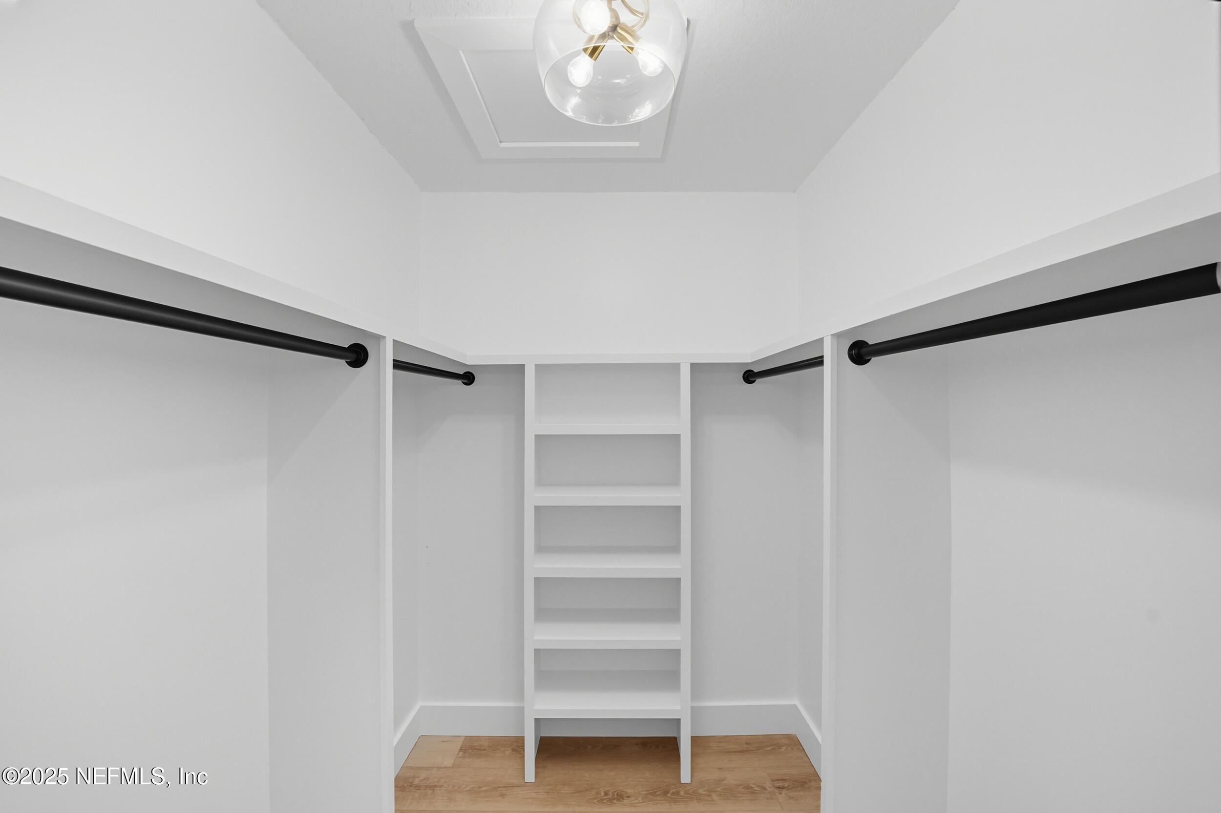 1002 KINGS Road