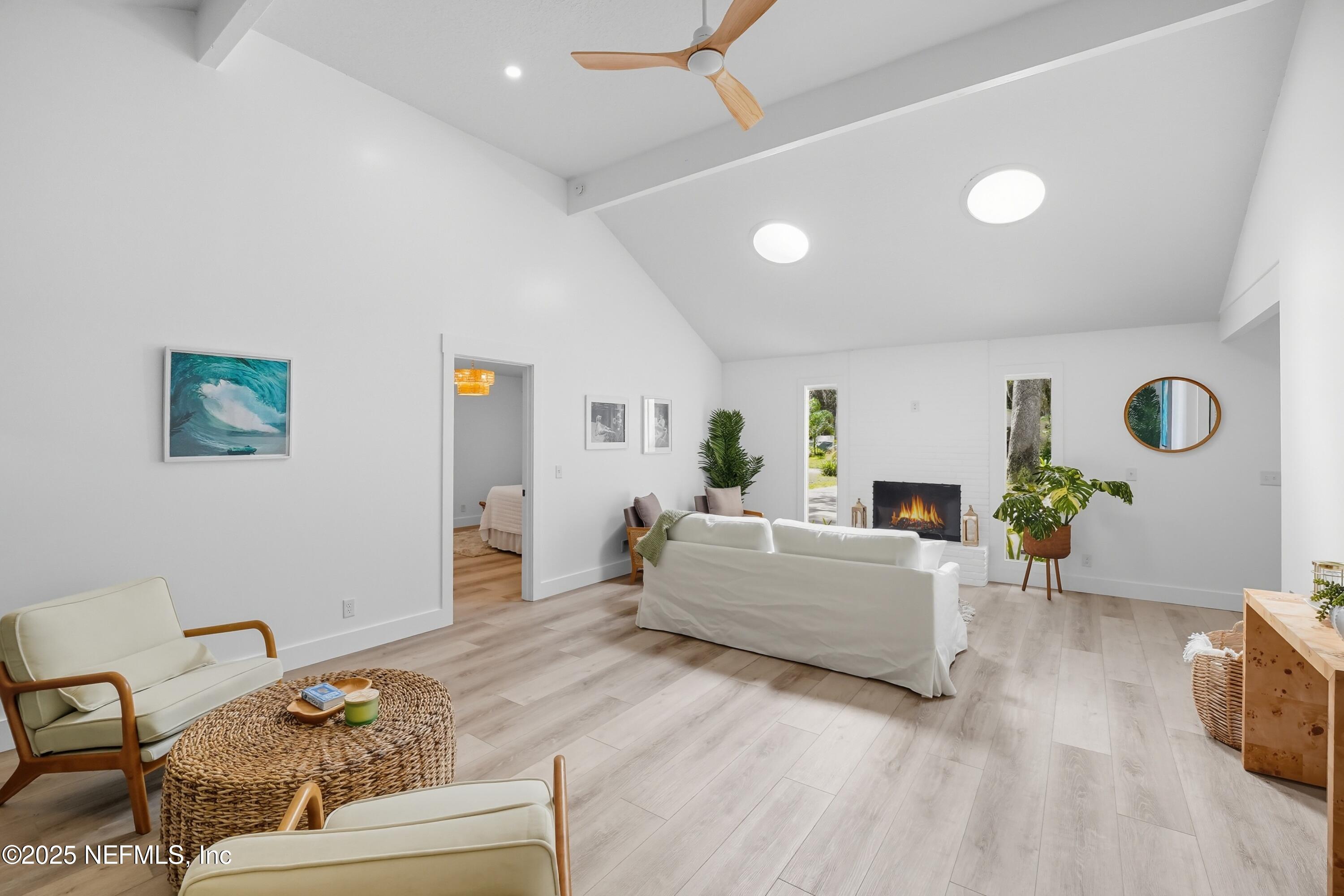 1002 KINGS Road